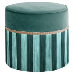 Puf de terciopelo verde con flecos bicolor