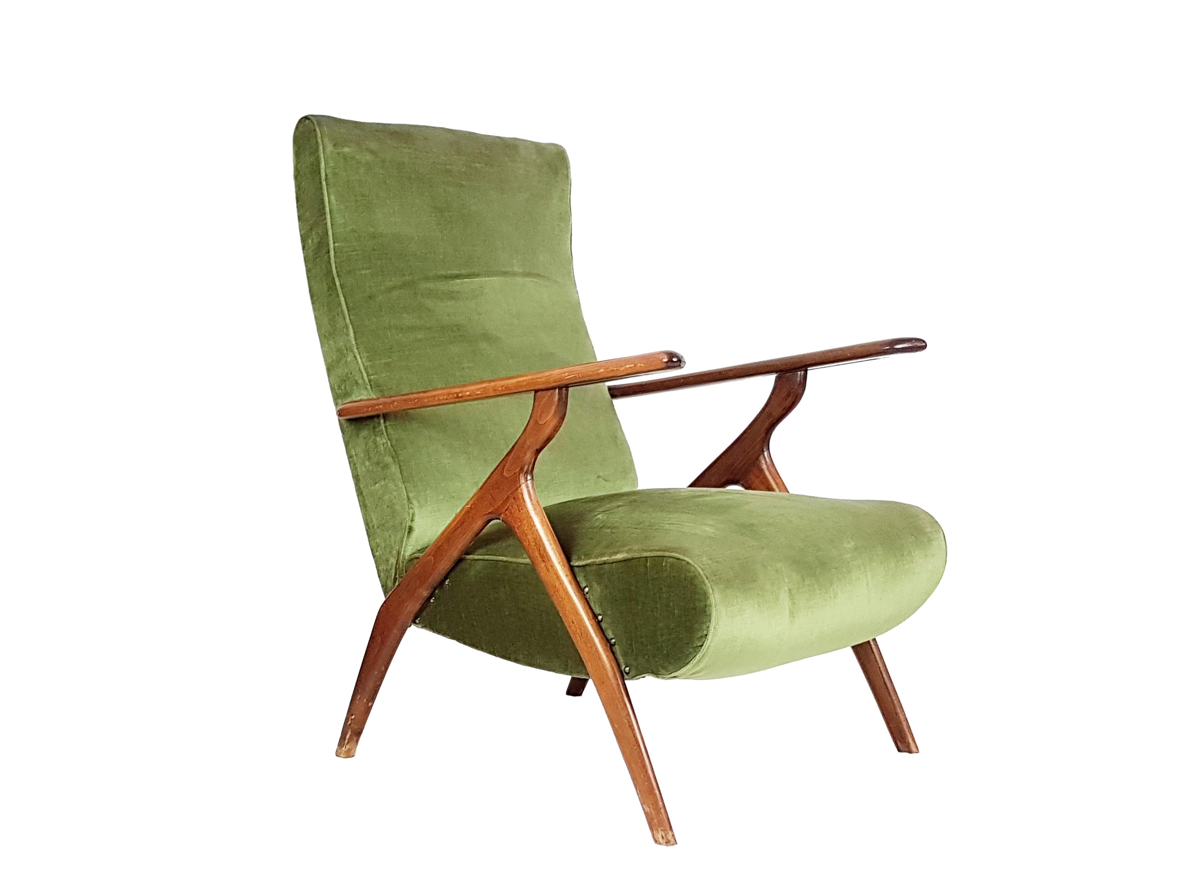 Vintage reclining armchairs in green & sugar paper velvet, wood and brass. Their style resemble similar items from Antonino Gorgone and Franco Lanzani, but more fine and elegant.
the two armchairs belong to the same reclining model, but have
