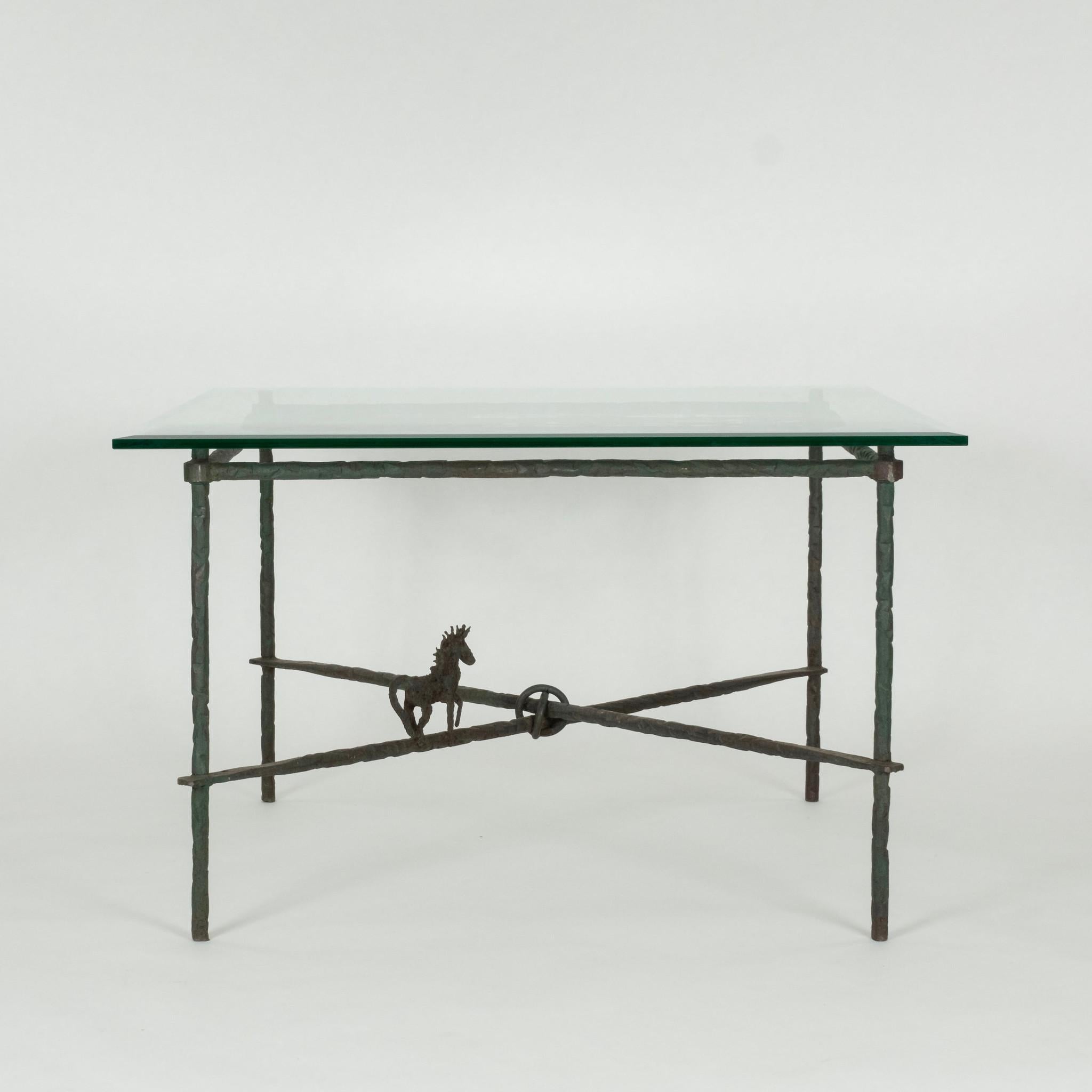 Une base de table de salle à manger carrée de style Giacometti en fer forgé verdâtre finement détaillé avec un châssis en croix, une sphère centrale et un cheval supportant un plateau en verre de 3/4