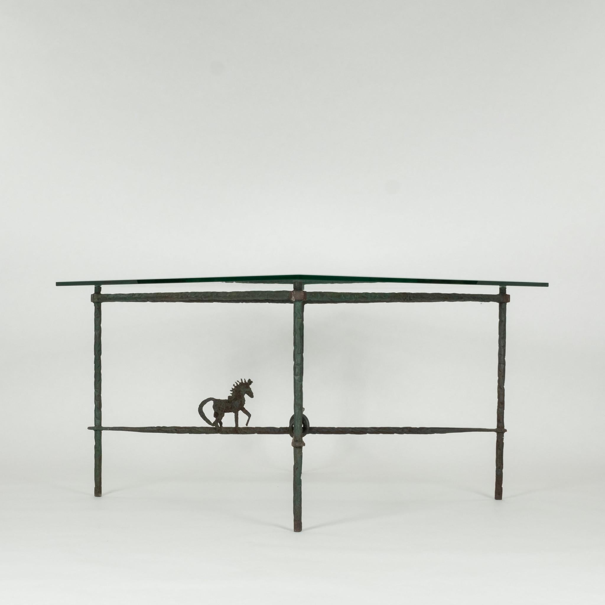Grüner schmiedeeiserner Glas-Esstisch mit Verdigris-Pferd Attr. Giacometti (Abgeschrägt) im Angebot