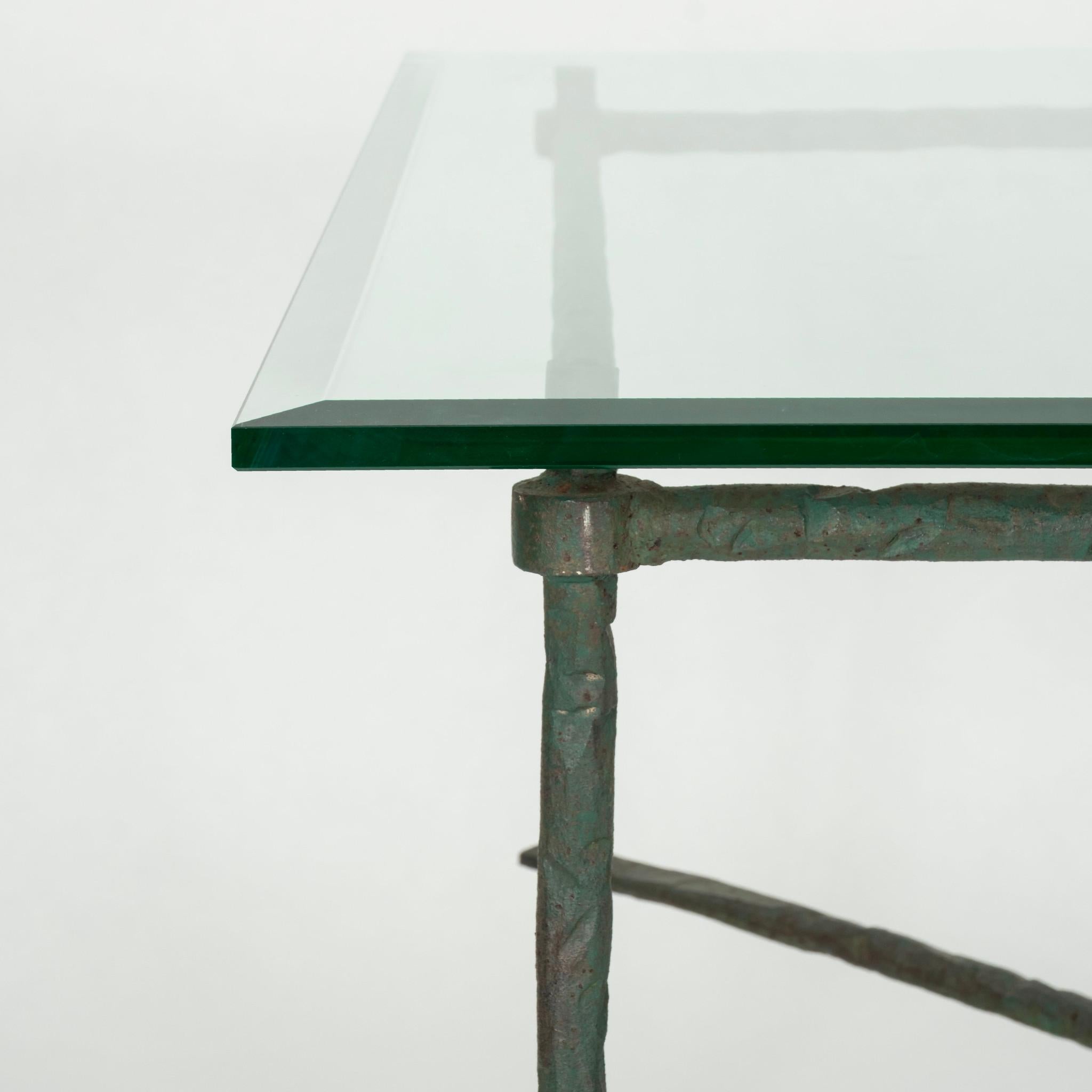 Table de salle à manger en fer forgé vert verdigris et verre attr. Giacometti Bon état - En vente à Houston, TX