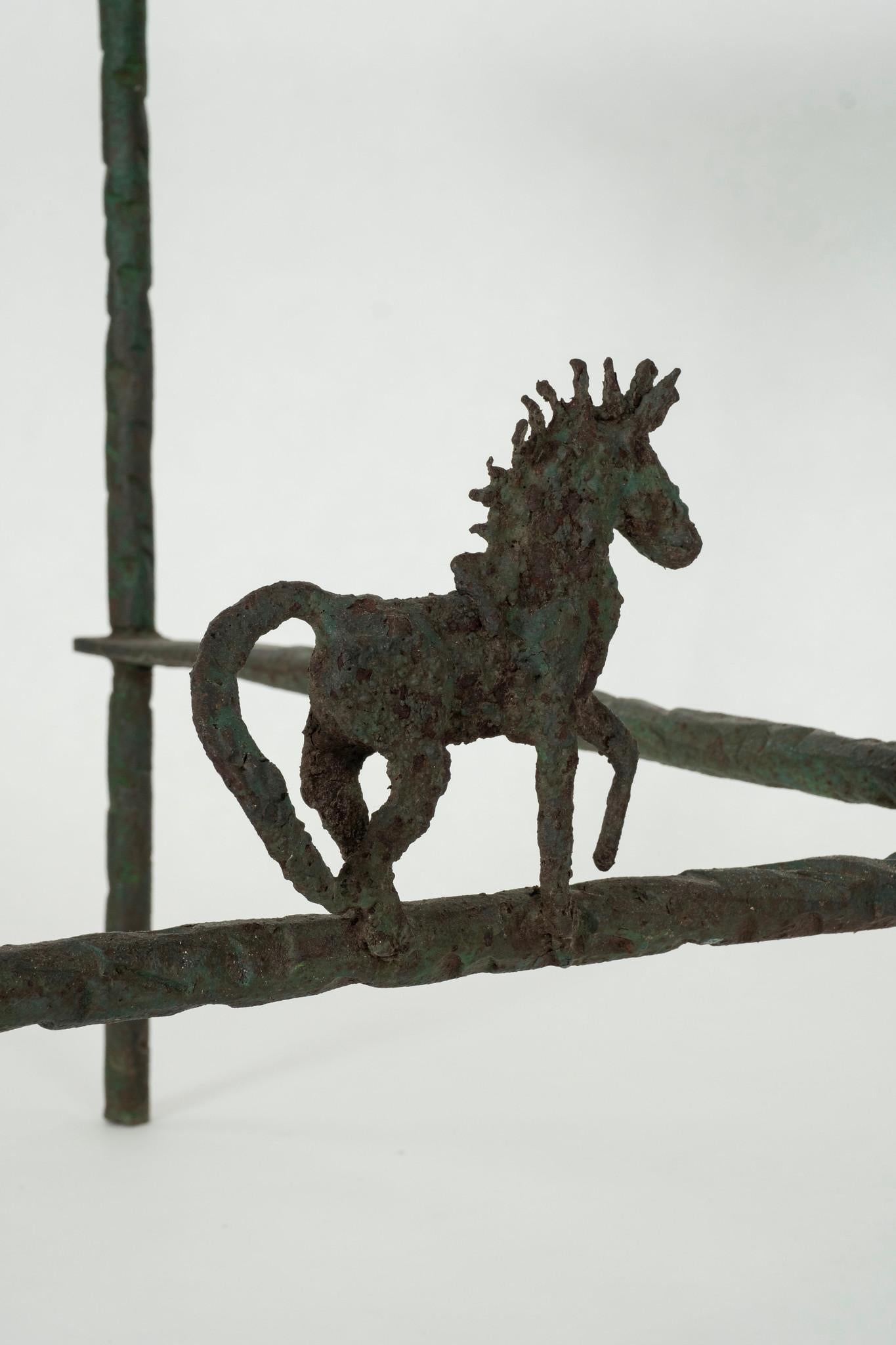 Grüner schmiedeeiserner Glas-Esstisch mit Verdigris-Pferd Attr. Giacometti (20. Jahrhundert) im Angebot