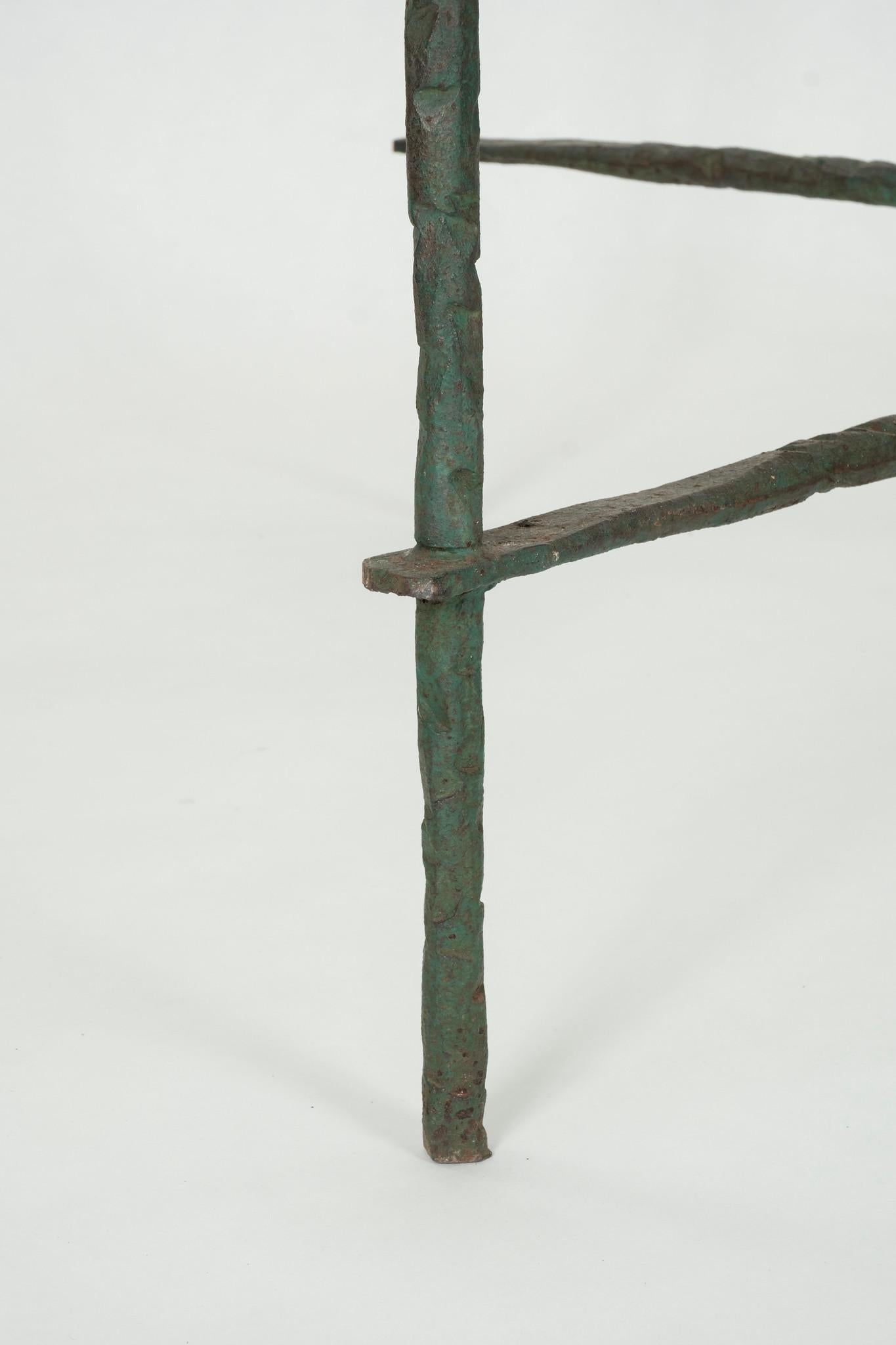 Grüner schmiedeeiserner Glas-Esstisch mit Verdigris-Pferd Attr. Giacometti im Angebot 1