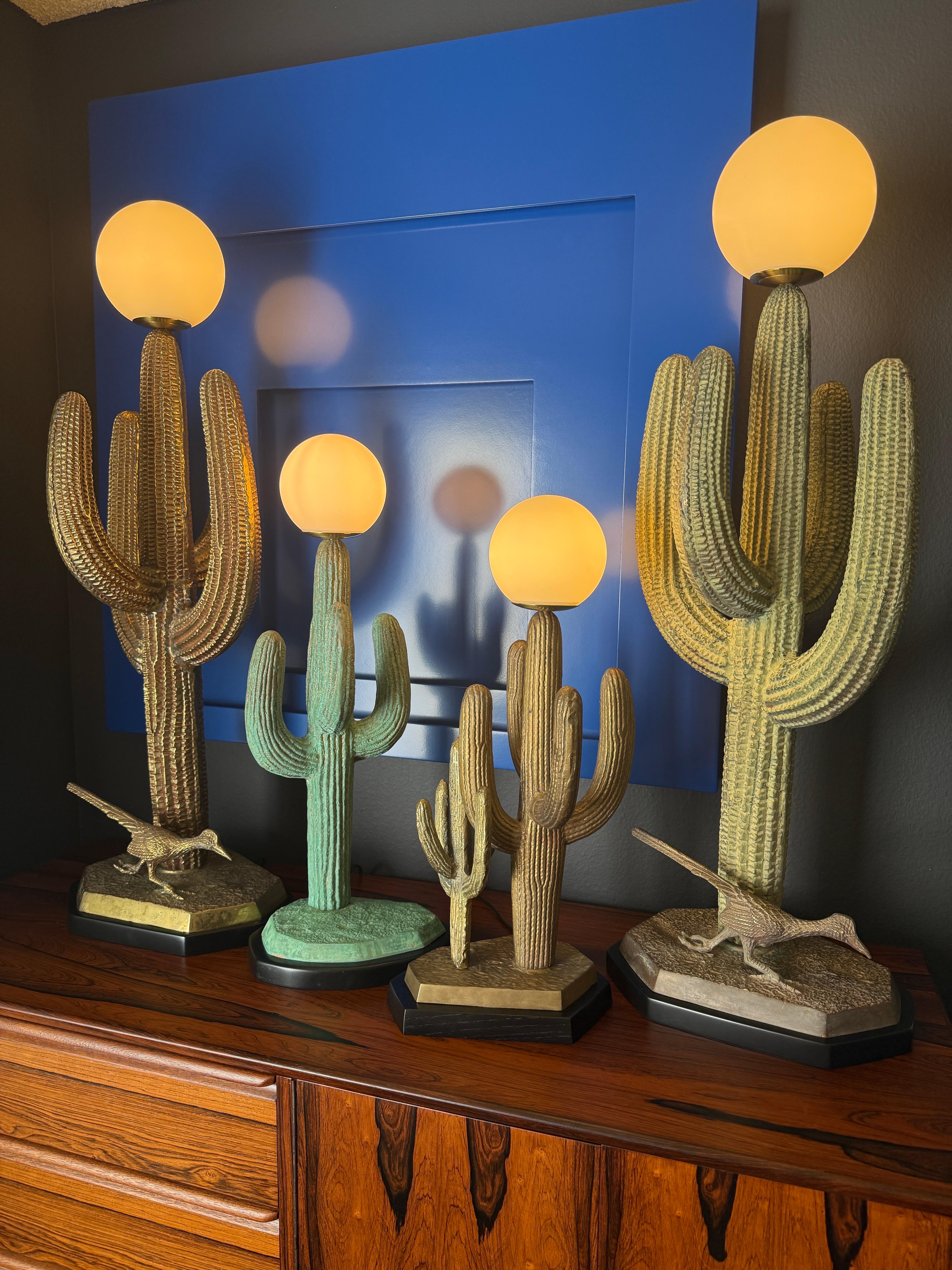 Lámpara de cactus saguaro de latón patinado verde verdigris en venta 2