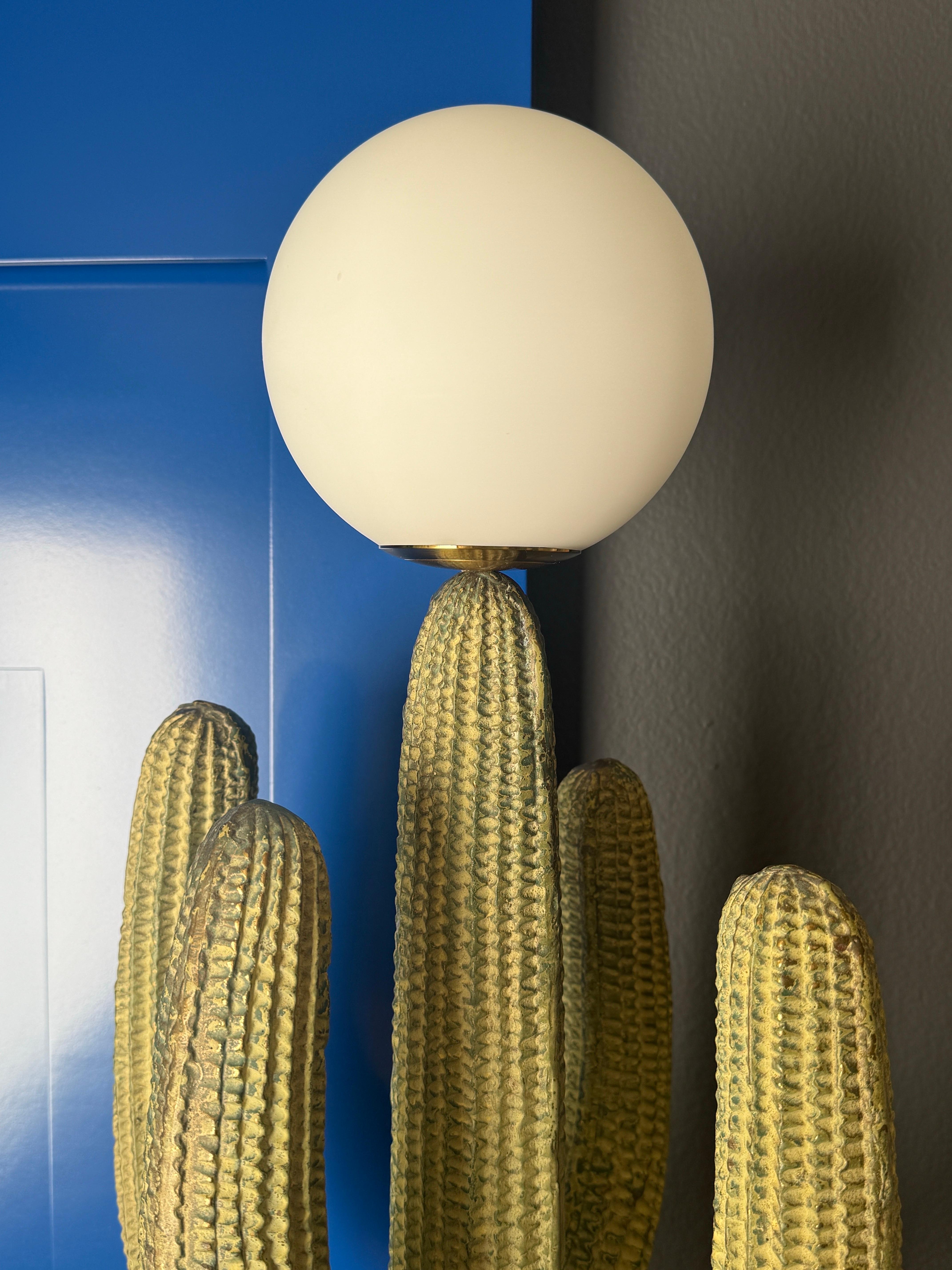 Lámpara de cactus saguaro de latón patinado verde verdigris Regencia de Hollywood en venta
