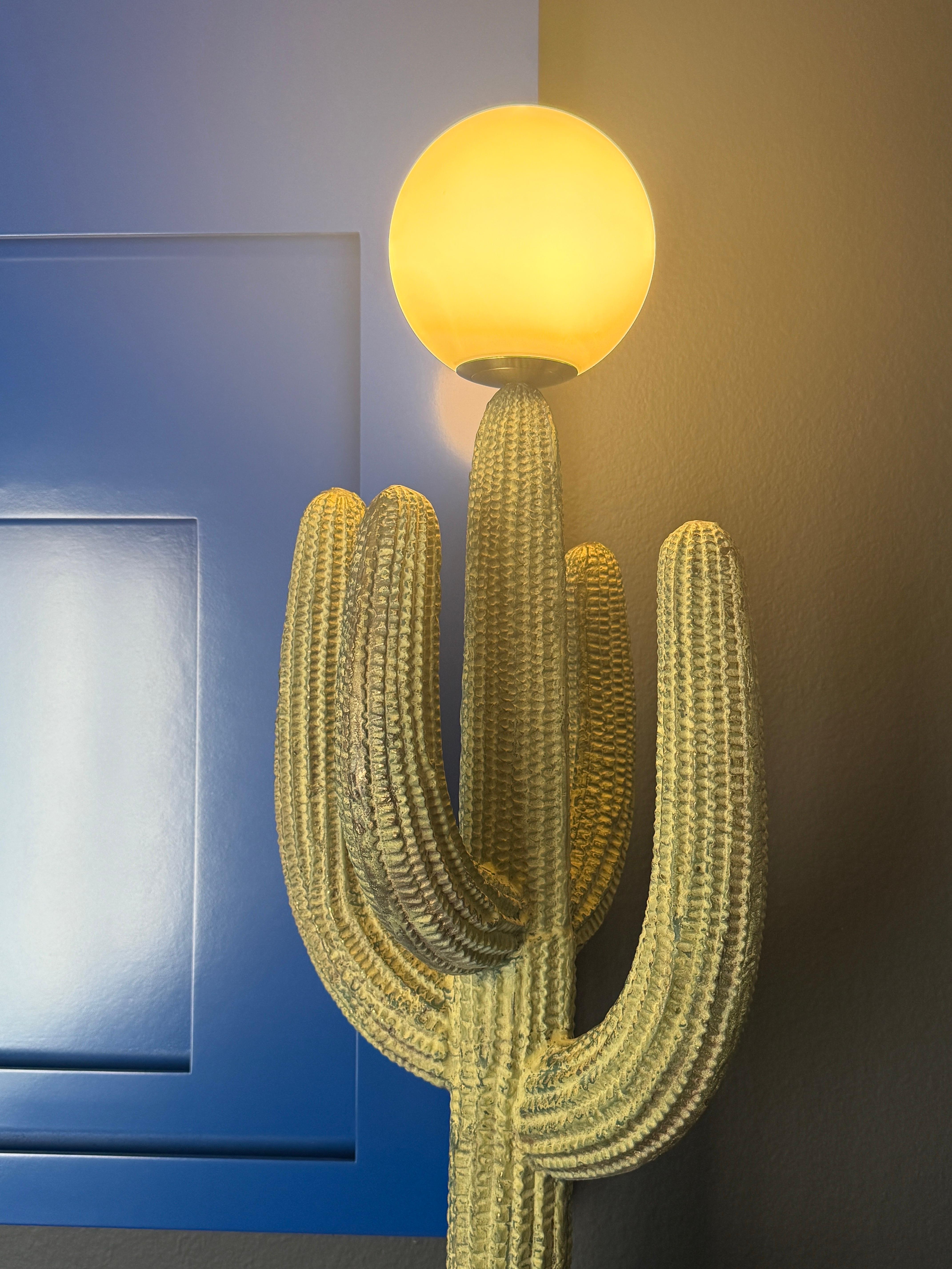 Lámpara de cactus saguaro de latón patinado verde verdigris finales del siglo XX en venta