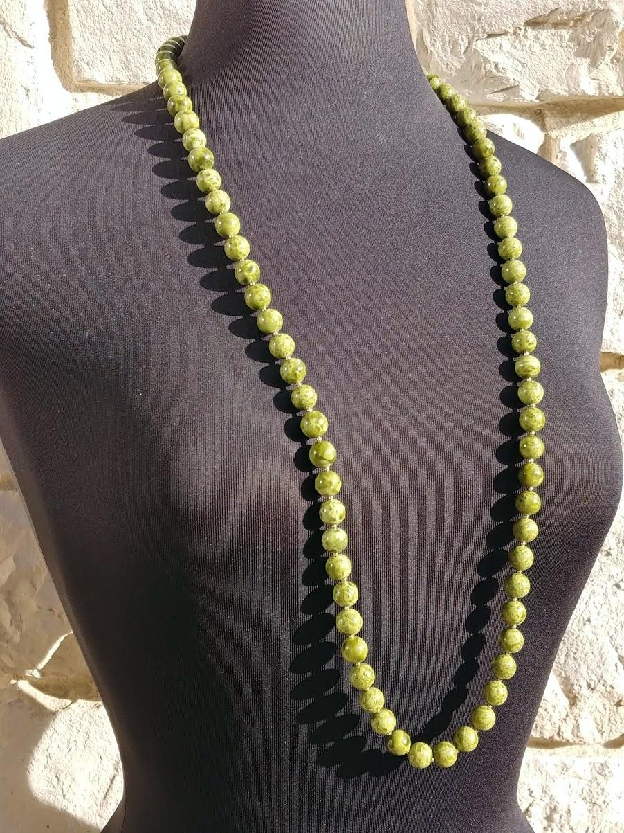 The length of the necklace is 38.5 inches (98 cm). The size of the round beads is 11.5 mm.
The color of the beads is a mix of various shades of green, and iridescent velvet color.
The color is authentic and natural. No thermal or other mechanical