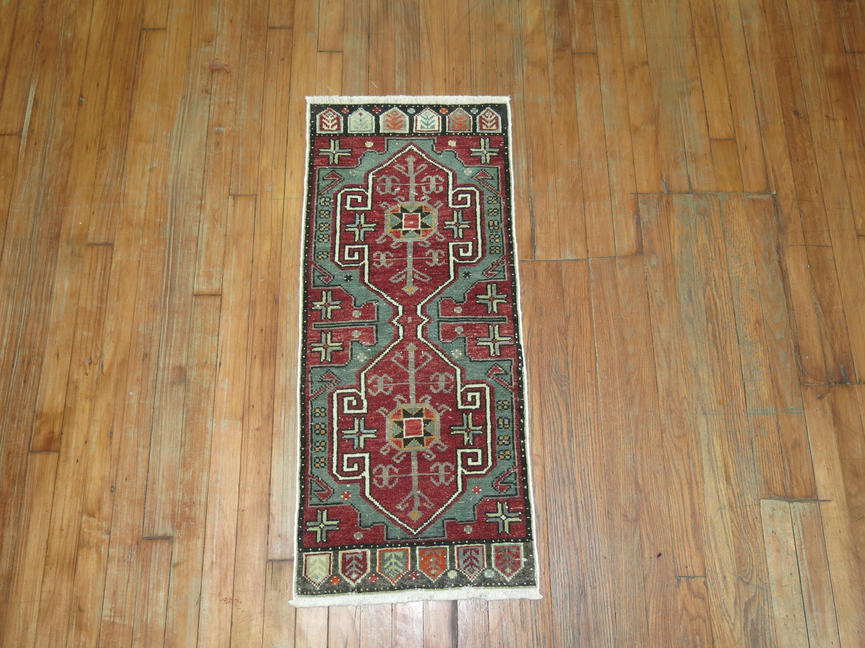 Tappeto vintage turco Yastik dell'Anatolia in verde e rosso.

1'5'' x 3'5''