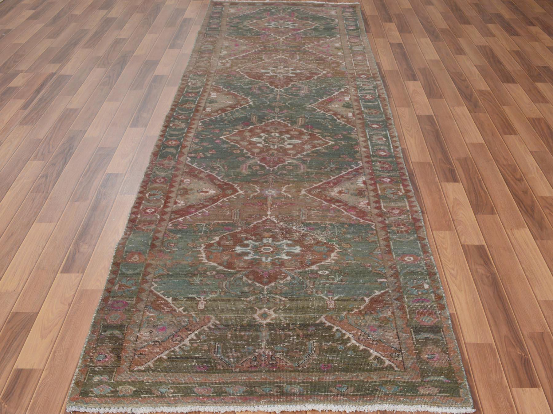 Dieser fabelhafte, handgeknüpfte Teppich wurde für zusätzliche Festigkeit und Haltbarkeit entwickelt und gestaltet. Dieser Teppich wurde in wochenlanger Handarbeit nach der traditionellen Methode der Teppichherstellung gefertigt. Dies ist wirklich