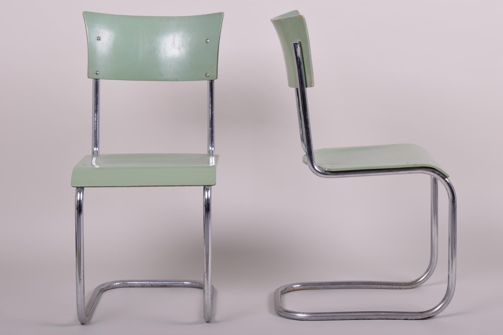 Ces chaises Bauhaus originales fabriquées par Robert Slezák sont une représentation parfaite de l'élégance simpliste de l'ère Bauhaus.

Ce parfait exemple du style Bauhaus tchèque a été produit par Robert Slezák, issu d'un important conglomérat de