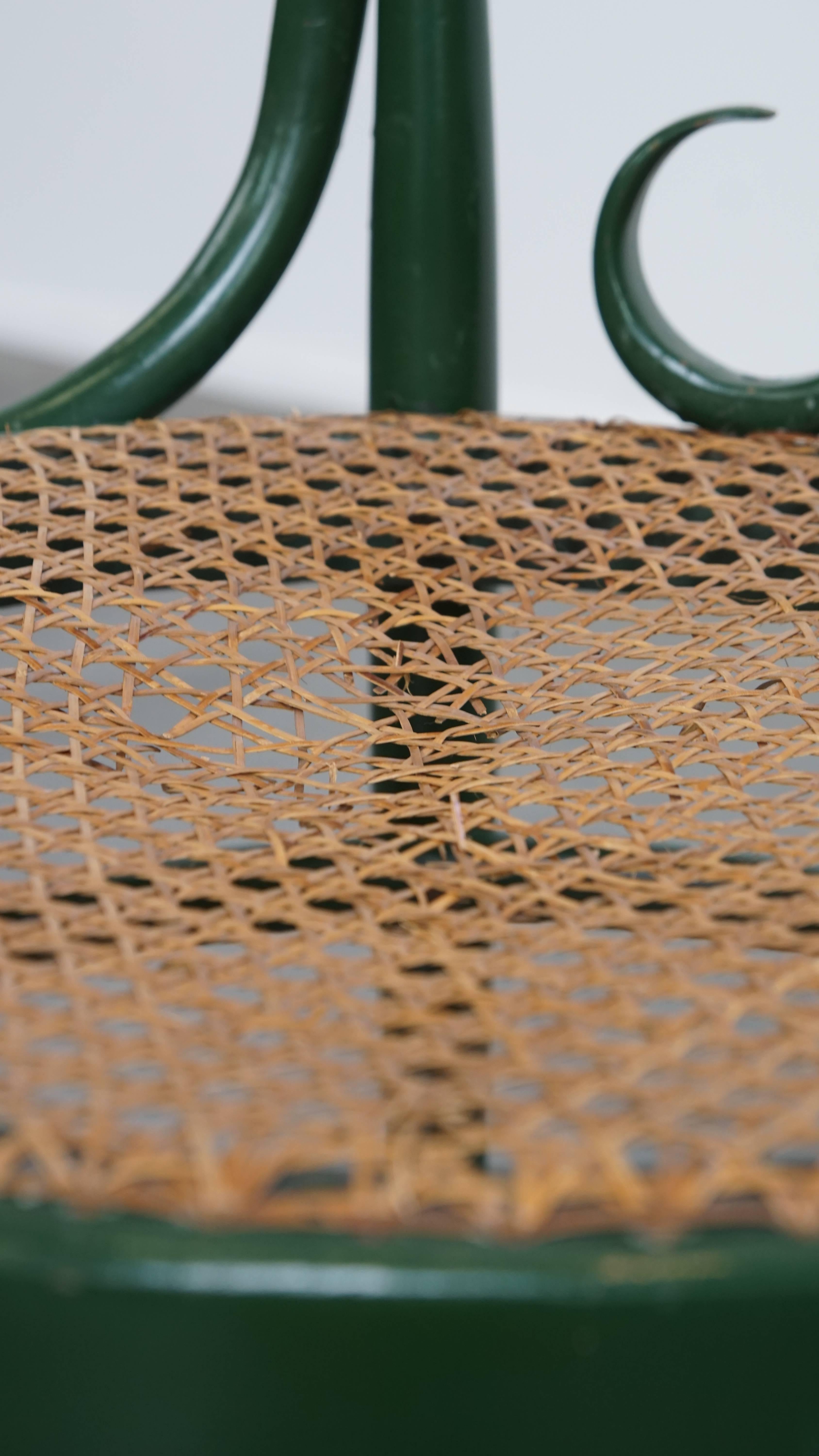 Grüner Vintage-Bistrostuhl mit Sitz aus geflochtenem Schilf im Angebot 4