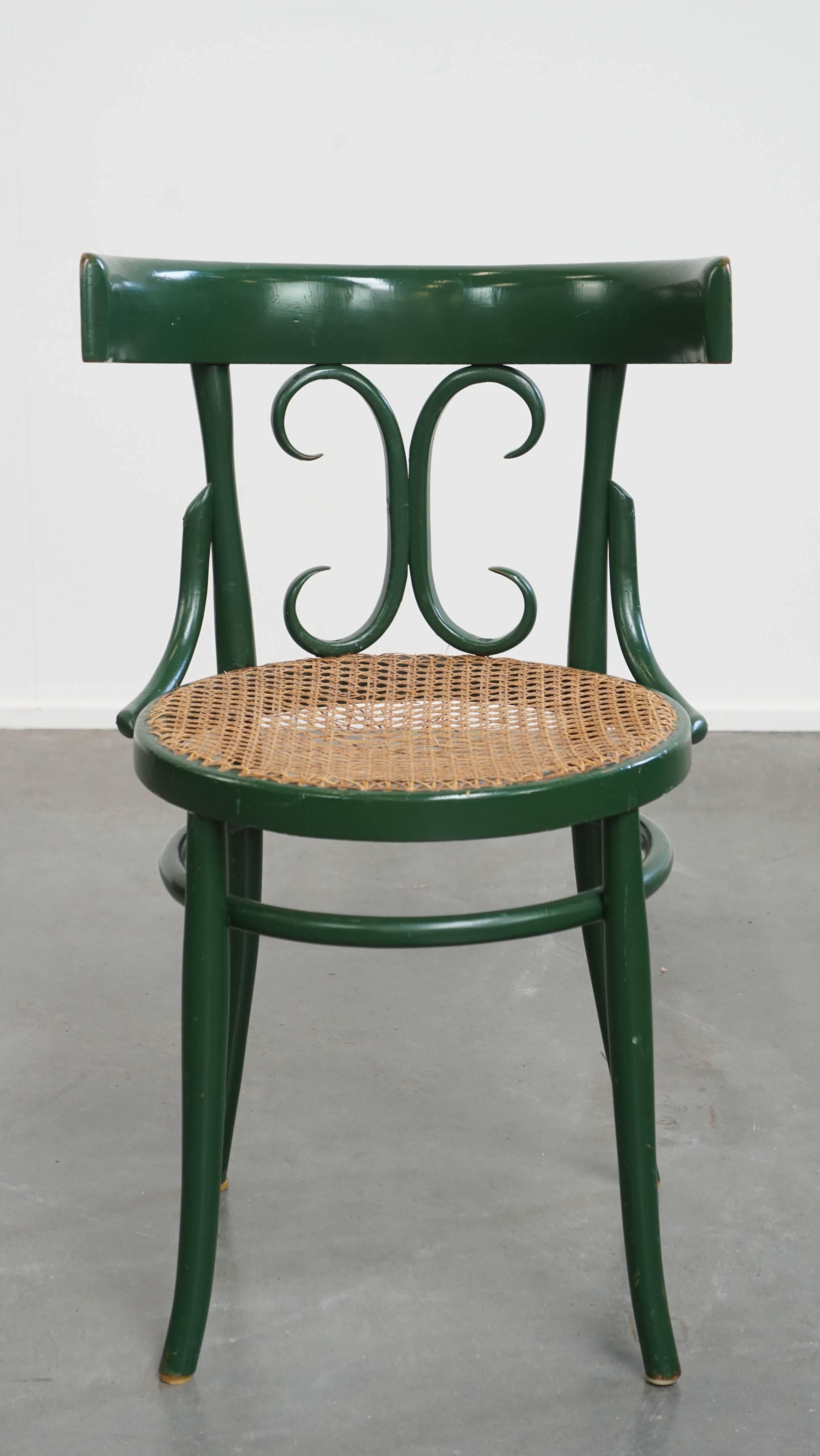 Hier wird dieser charmante grüne, elegante Vintage-Bistrostuhl mit geflochtenem Schilfsitz angeboten. 

Dieser schöne und anmutige grüne Bistrostuhl im Vintage-Stil verfügt über einen Sitz aus matt gewebtem Schilfrohr. Durch den häufigen Gebrauch