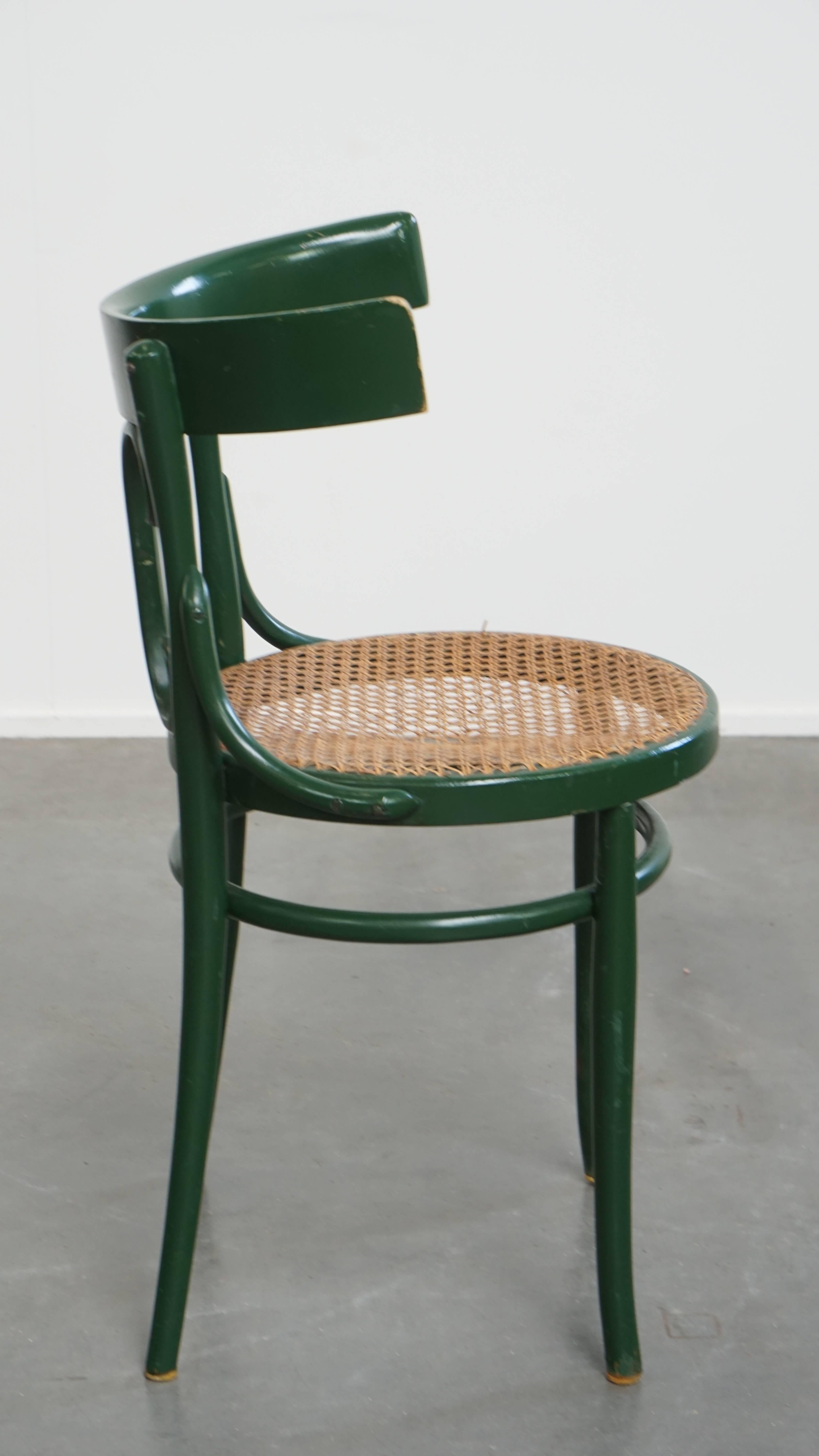 Grüner Vintage-Bistrostuhl mit Sitz aus geflochtenem Schilf (Klassisch-römisch) im Angebot