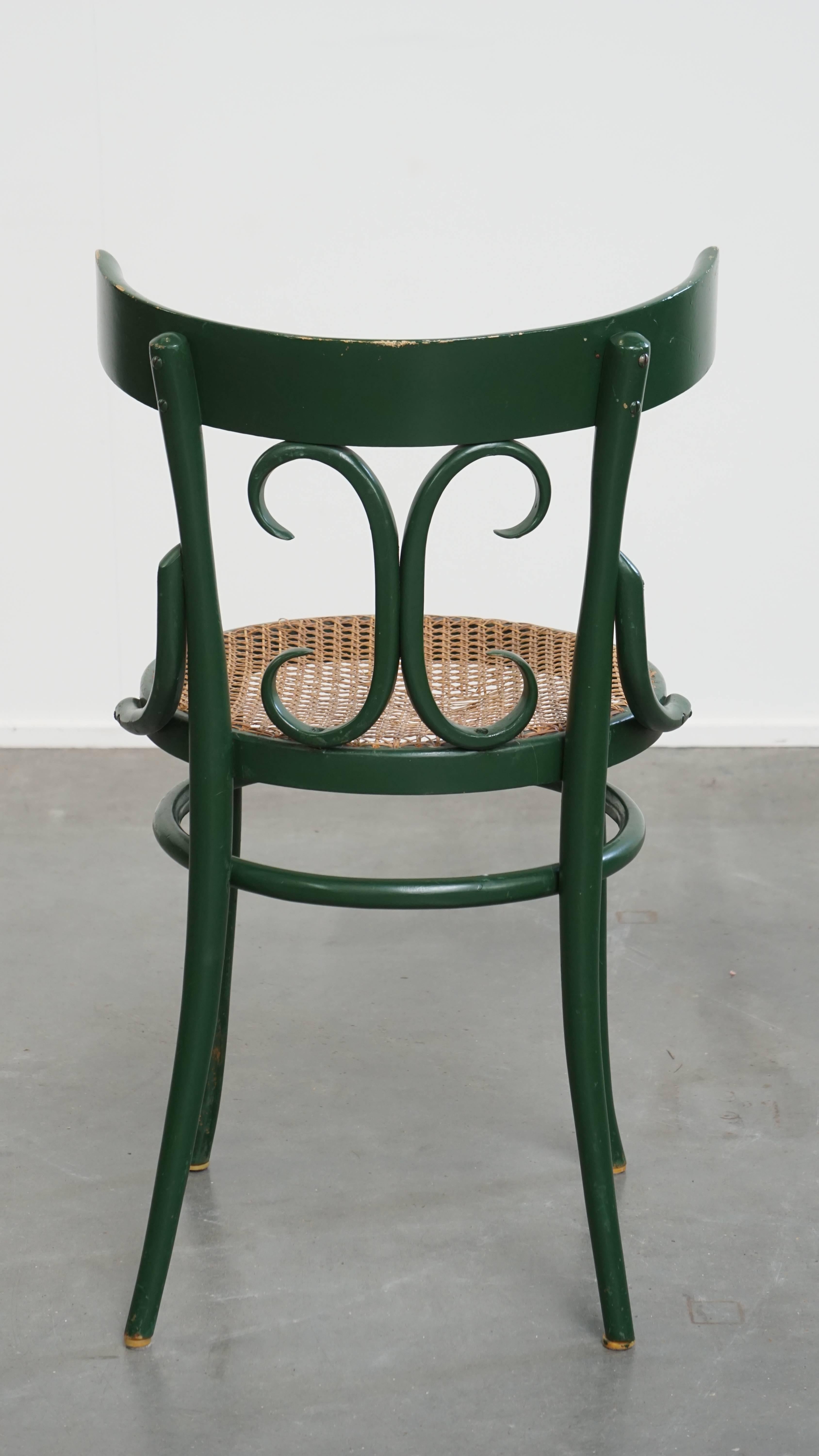 Grüner Vintage-Bistrostuhl mit Sitz aus geflochtenem Schilf (Handgefertigt) im Angebot