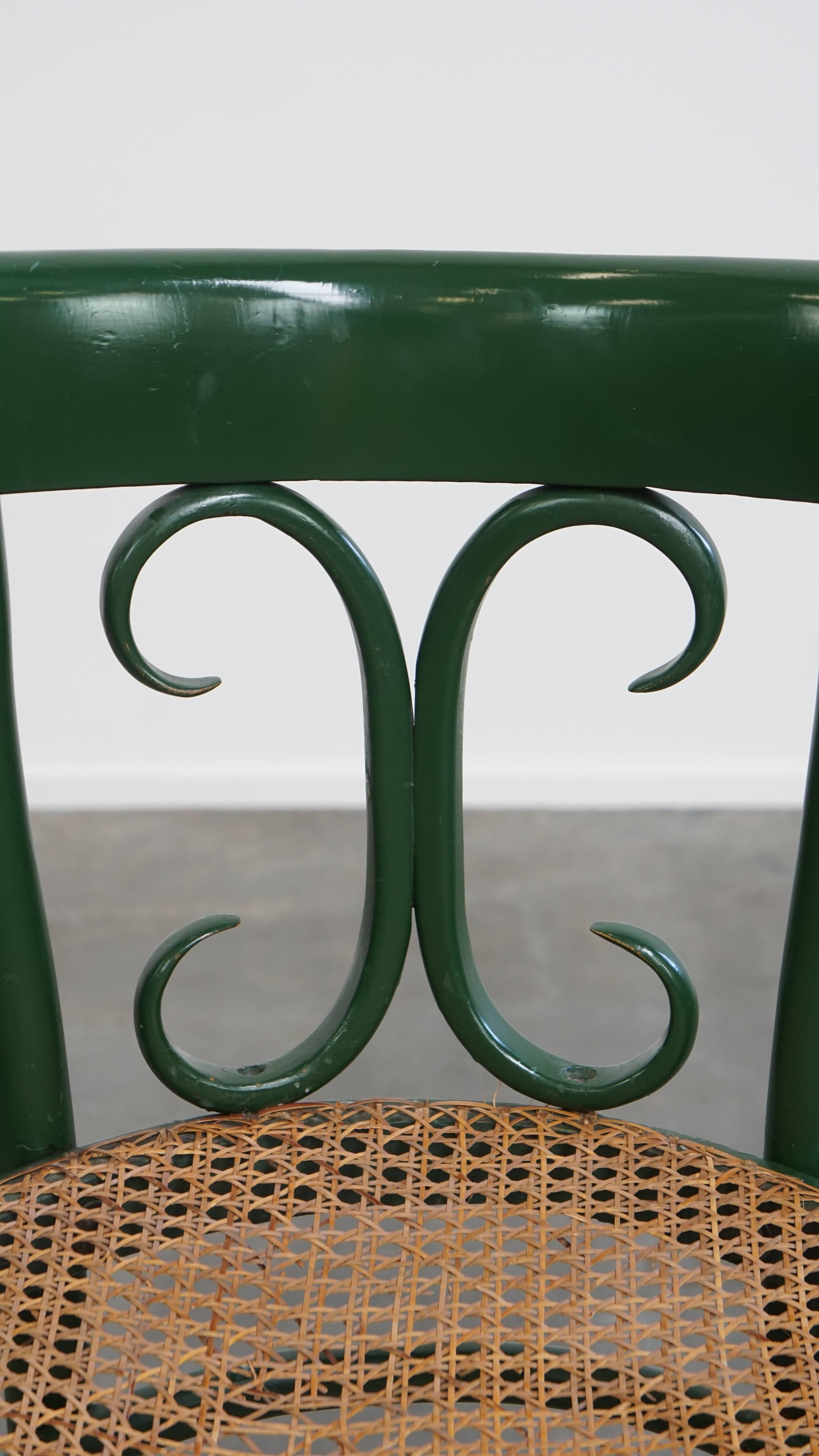 Grüner Vintage-Bistrostuhl mit Sitz aus geflochtenem Schilf im Angebot 2
