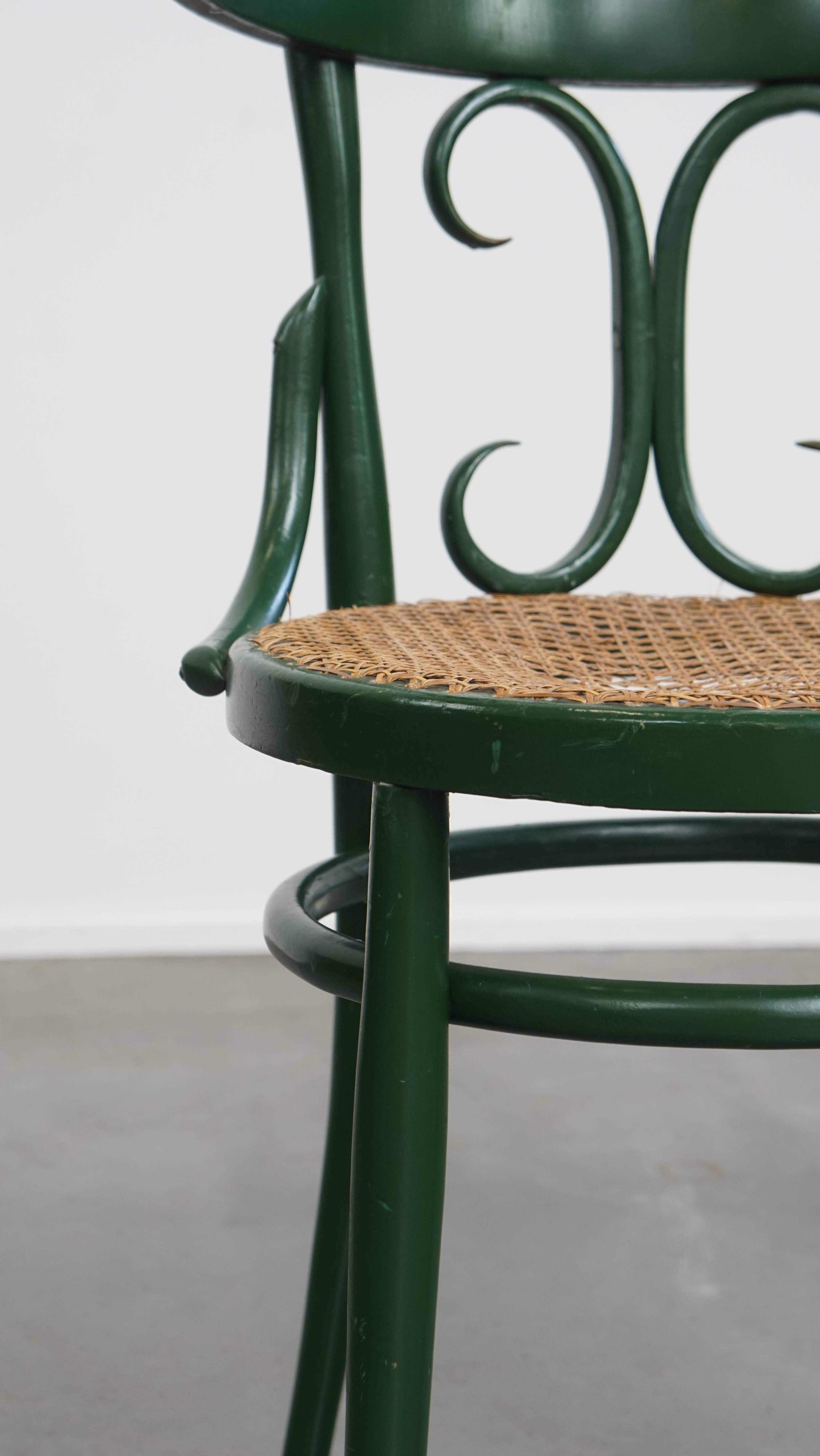 Grüner Vintage-Bistrostuhl mit Sitz aus geflochtenem Schilf im Angebot 3