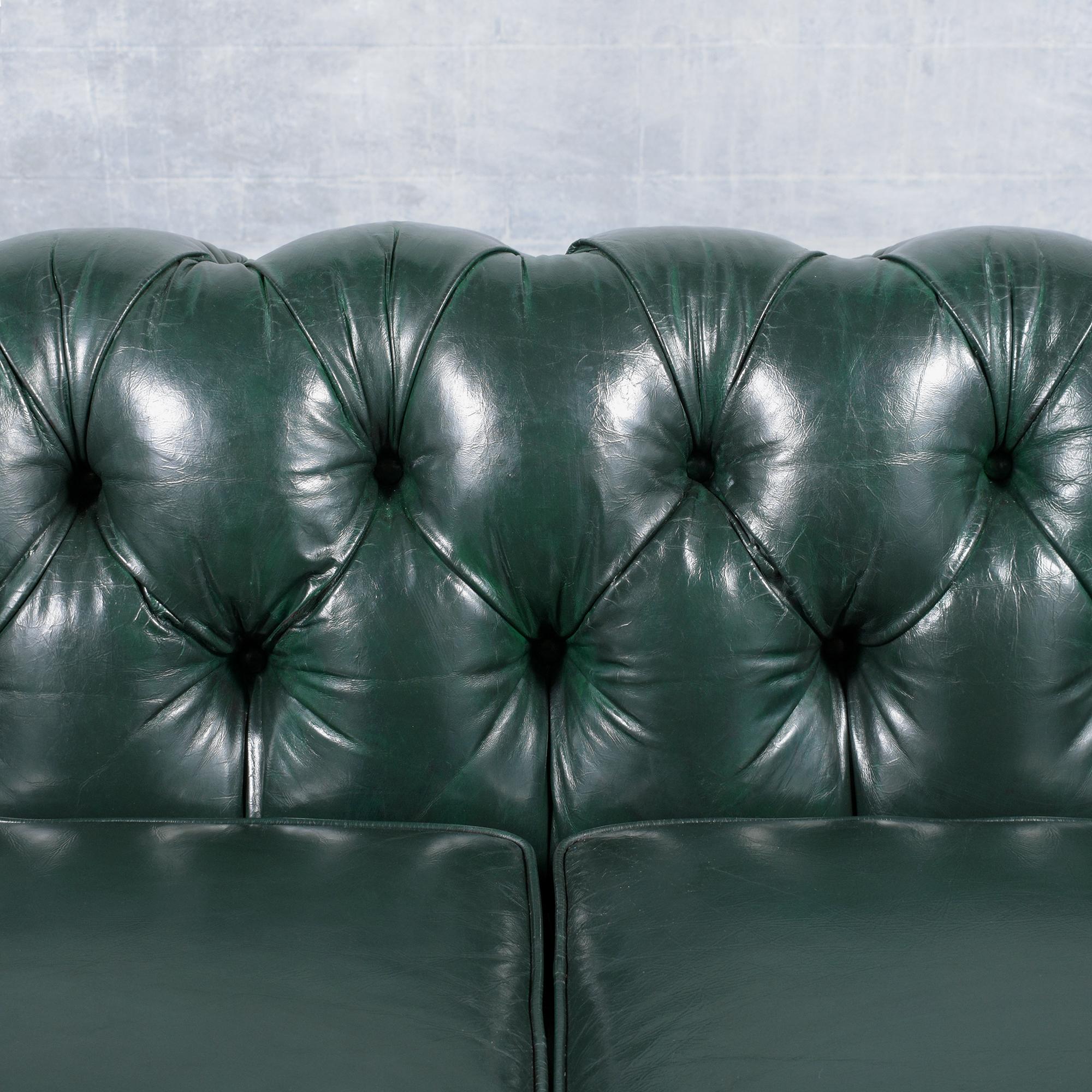 Refurbished 1970s Emerald Green Italian Chesterfield Sofa - Vintage Elegance In Good Condition In Los Angeles, CA