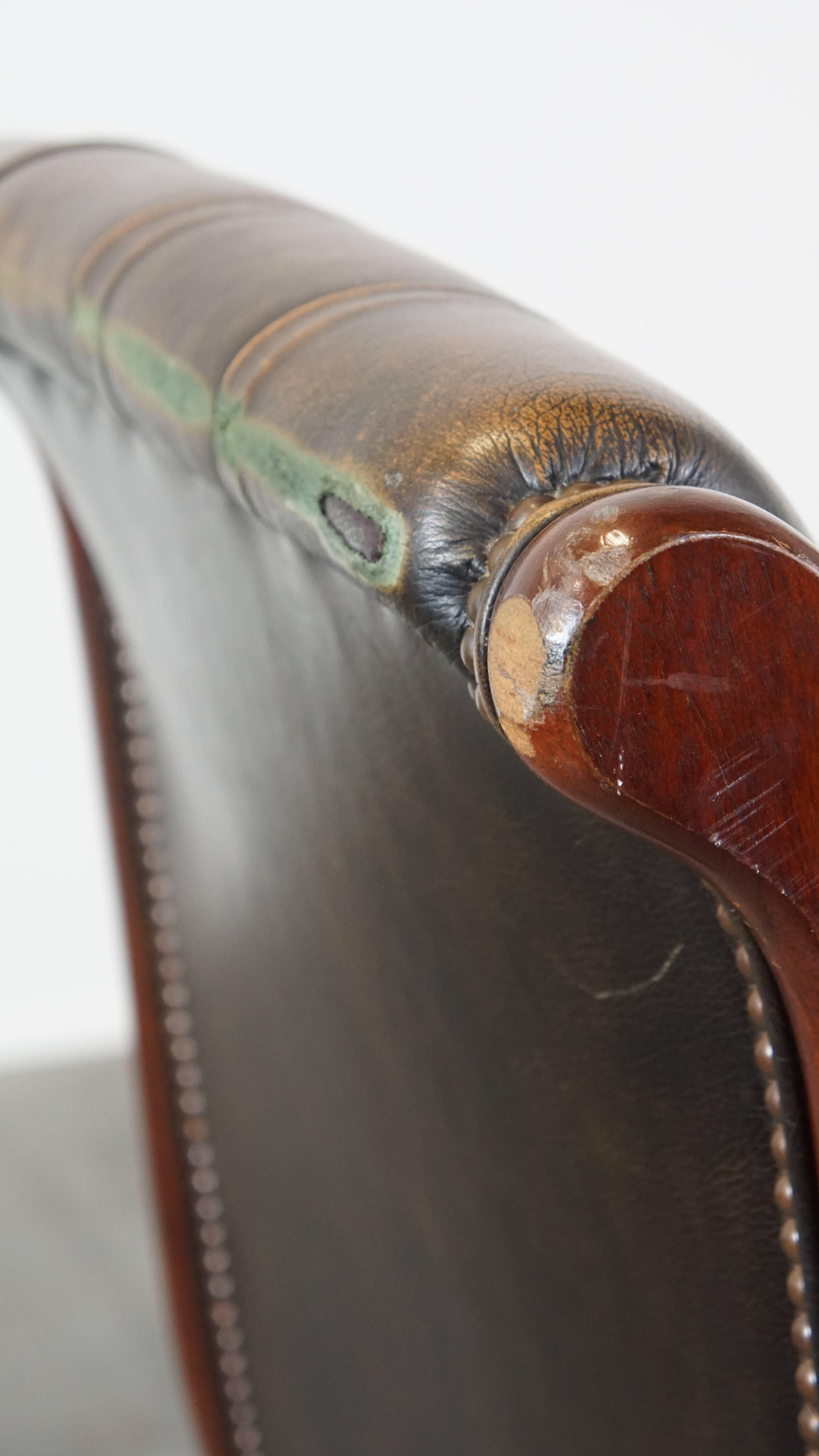 Green Vintage Cowhide Leather English Chesterfield Armchair Combined with Wood For Sale 4