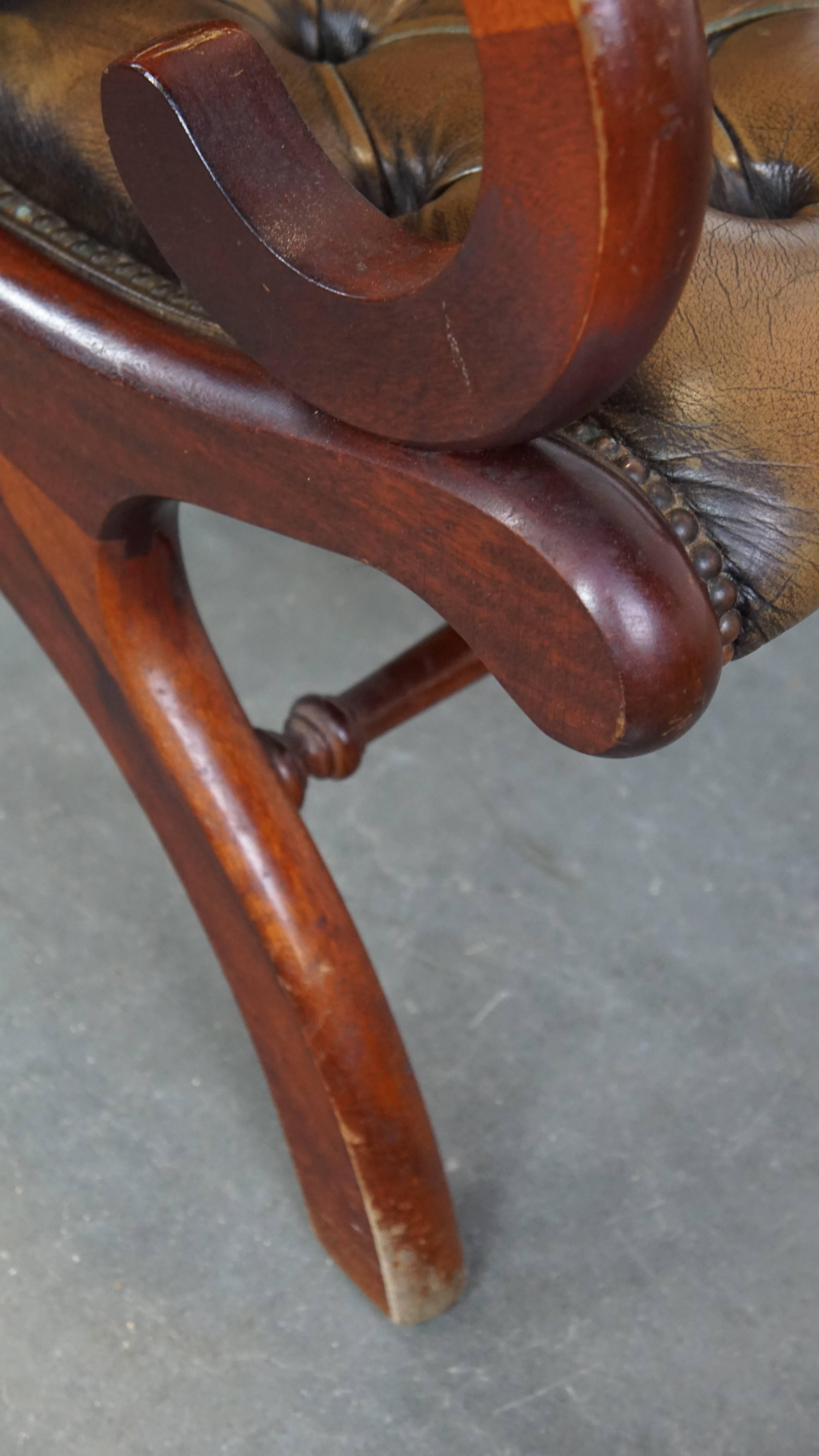 Green Vintage Cowhide Leather English Chesterfield Armchair Combined with Wood For Sale 6