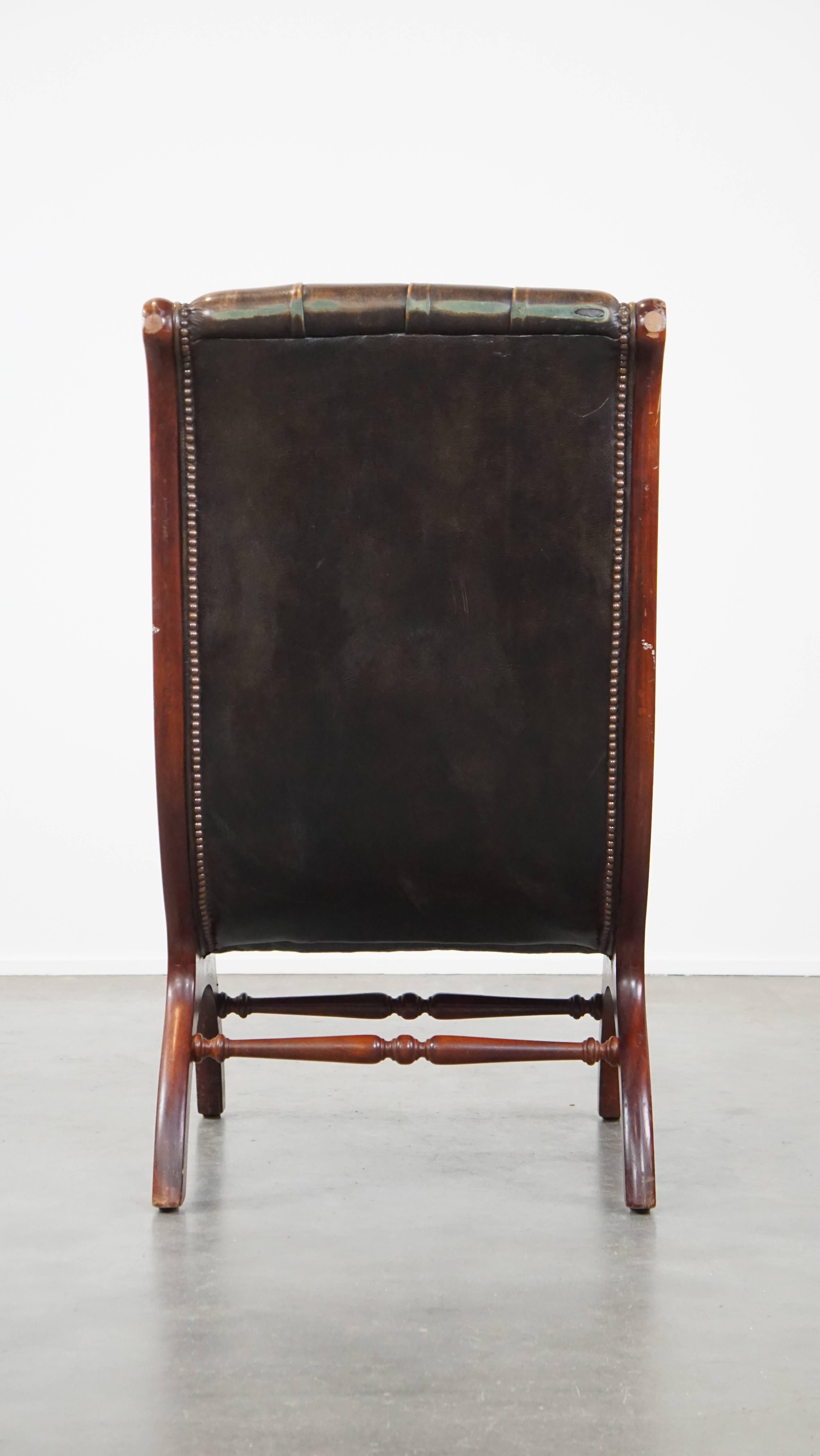 Hand-Crafted Green Vintage Cowhide Leather English Chesterfield Armchair Combined with Wood For Sale
