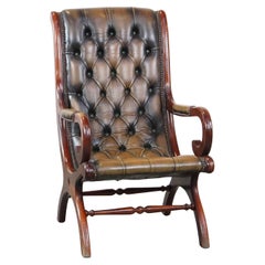 Poltrona Chesterfield inglese in pelle di vacchetta vintage verde abbinata al Wood