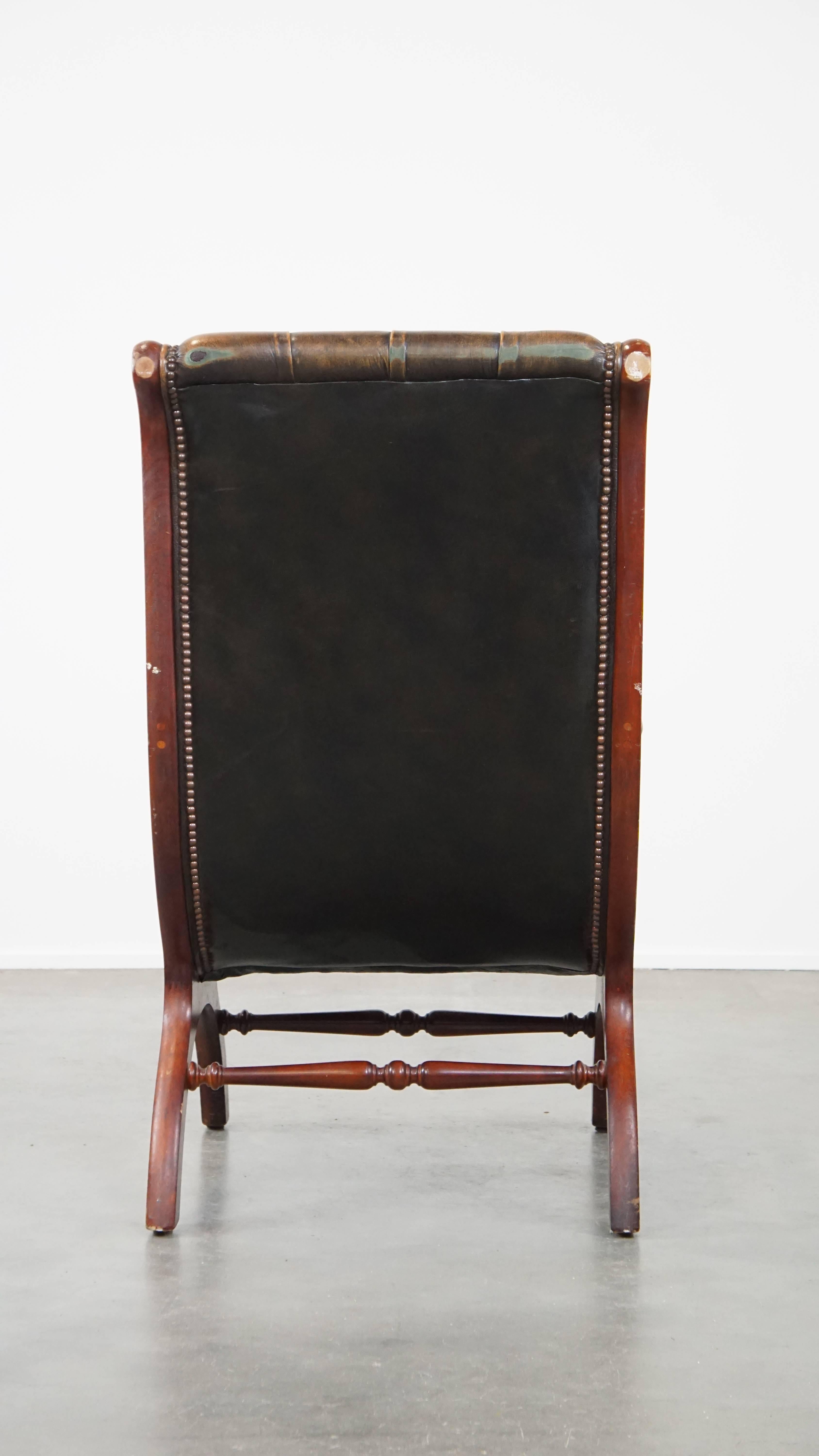 Green Vintage English Chesterfield Armchair with Elegant Design and Wood Accents In Good Condition For Sale In Harderwijk, NL