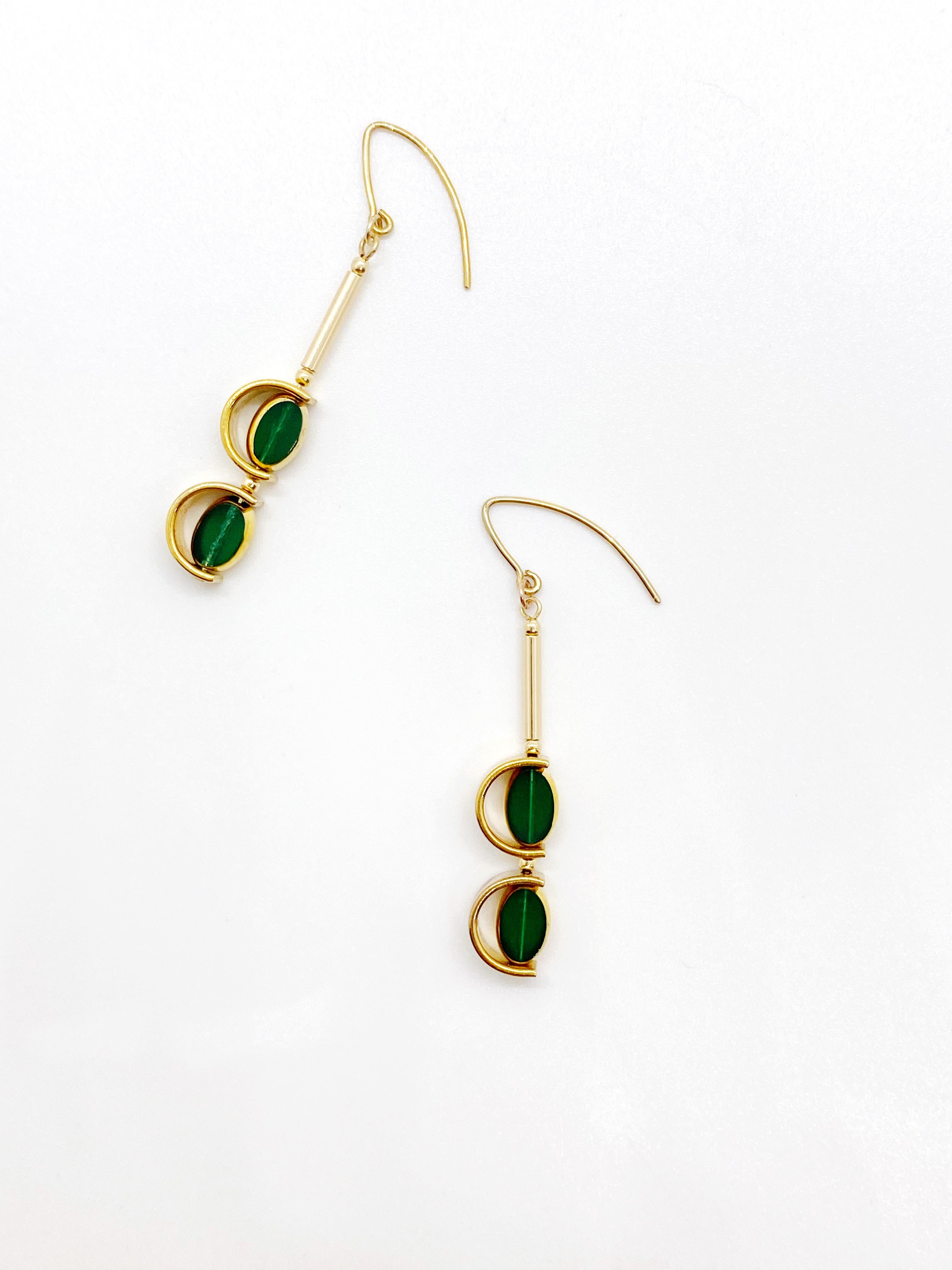 Grüne Vintage-Ohrringe aus deutschem Glas mit Perlen, Kunst 2207, Grün (Art déco) im Angebot