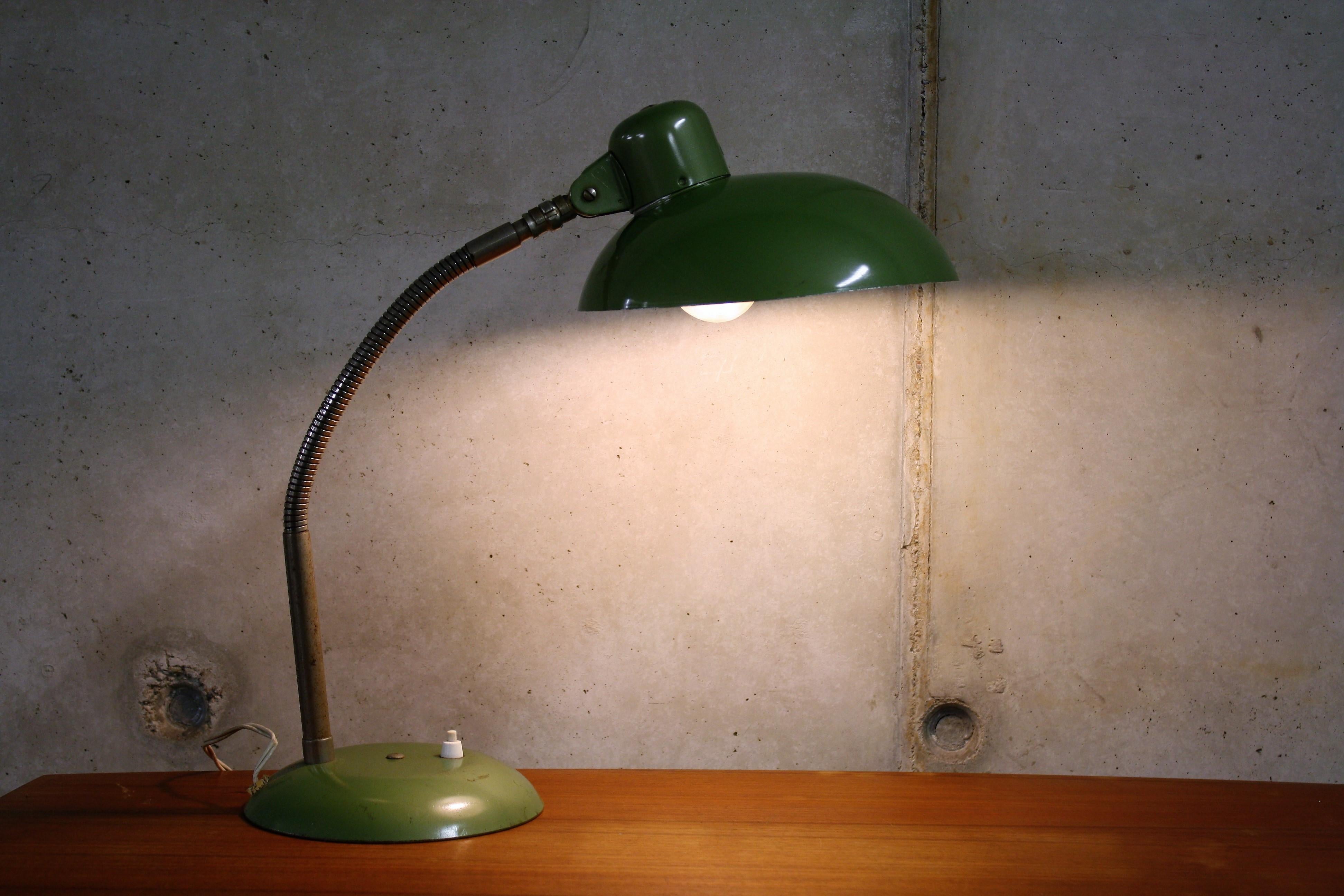 Charming green desk lamp from the manufacturer SIS. 

As you can see in the pictures, this lamp is marked.

The lamp is made out of metal. 

The lamp is fitted with a E27 light,

1950s, Germany.


Dimensions:
Height: 50 cm/