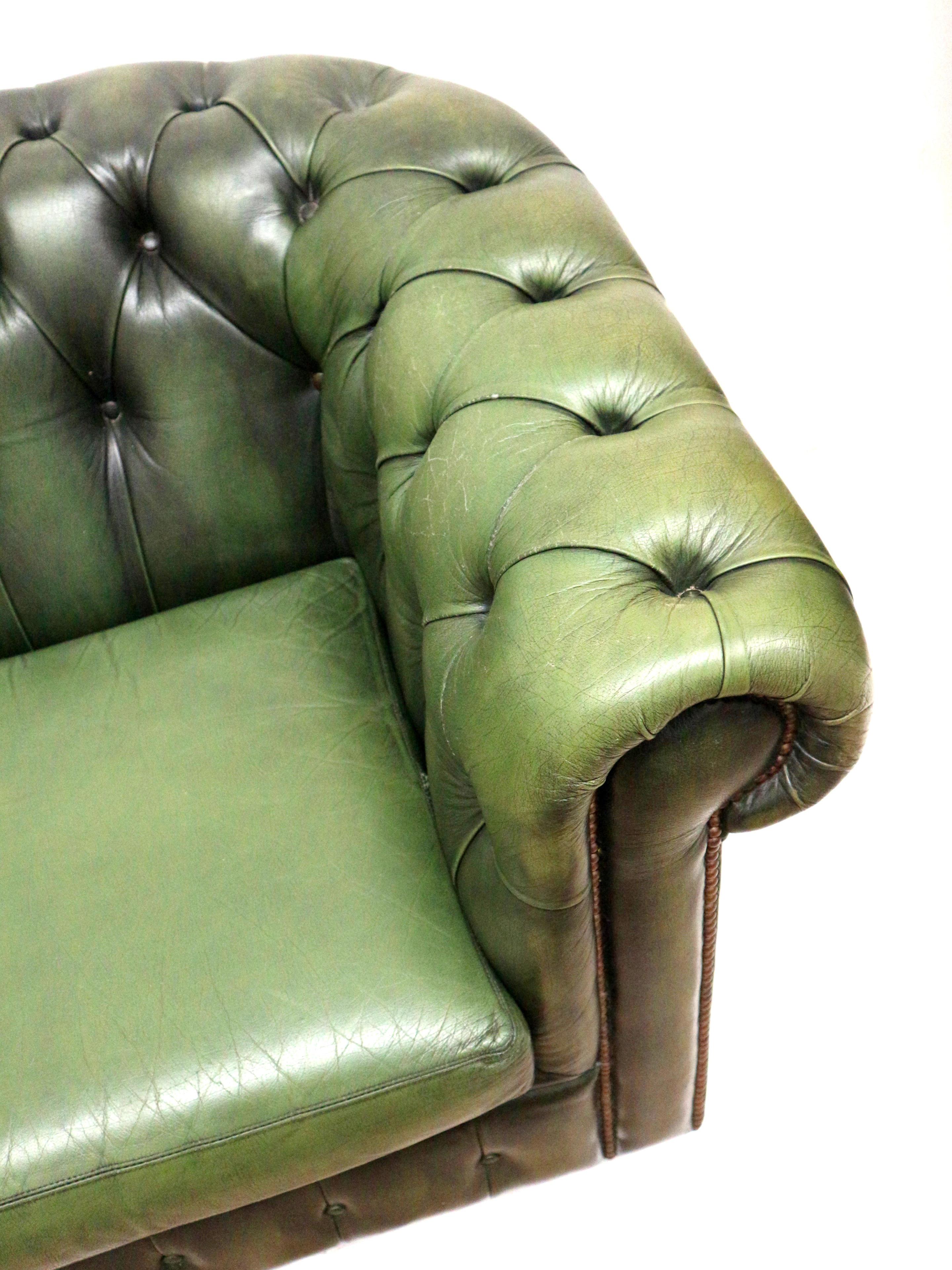 Grünes 3-Sitzer- Chesterfield-Sofa aus Leder im Vintage-Stil im Zustand „Gut“ im Angebot in Breda, NB