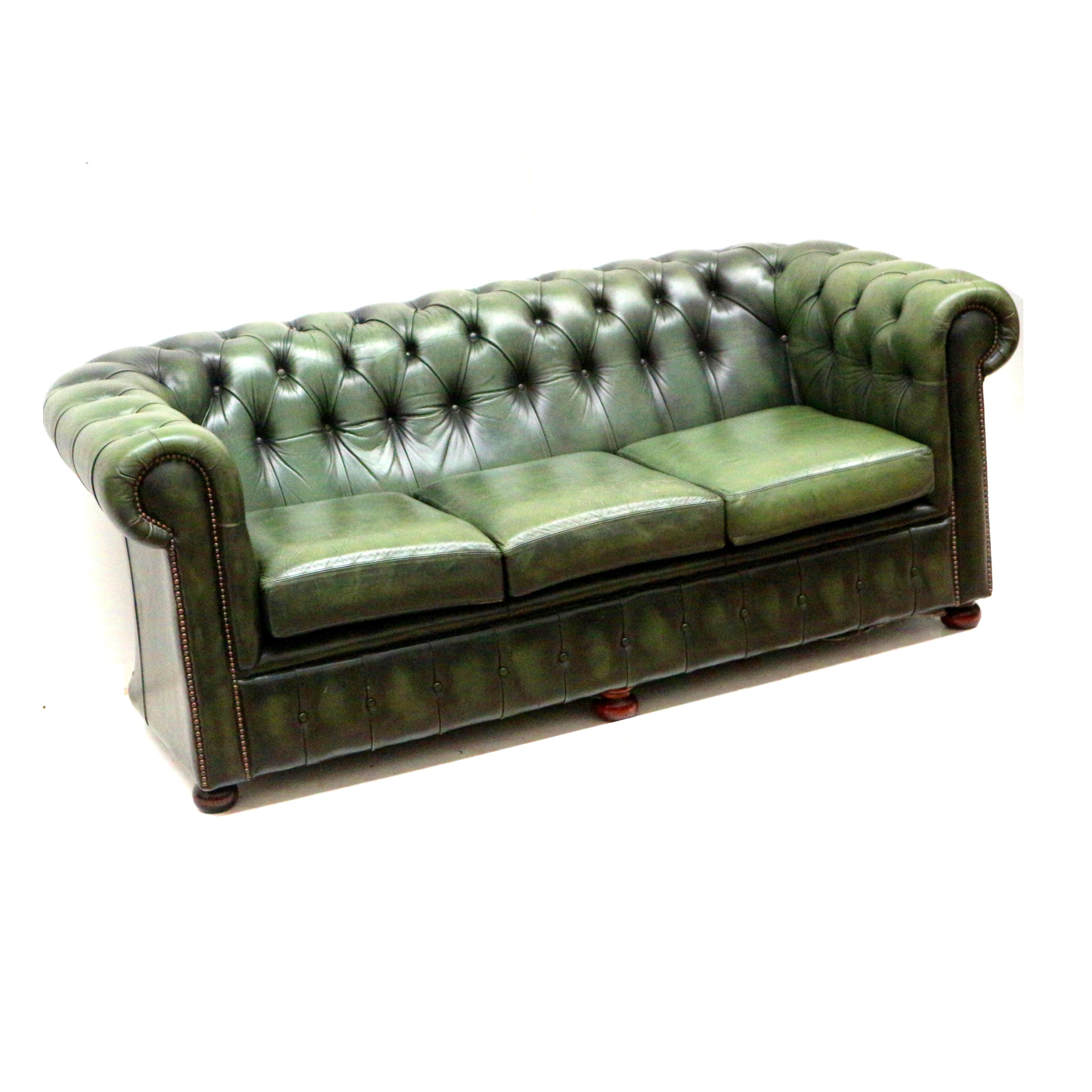 Grünes 3-Sitzer- Chesterfield-Sofa aus Leder im Vintage-Stil im Angebot 1
