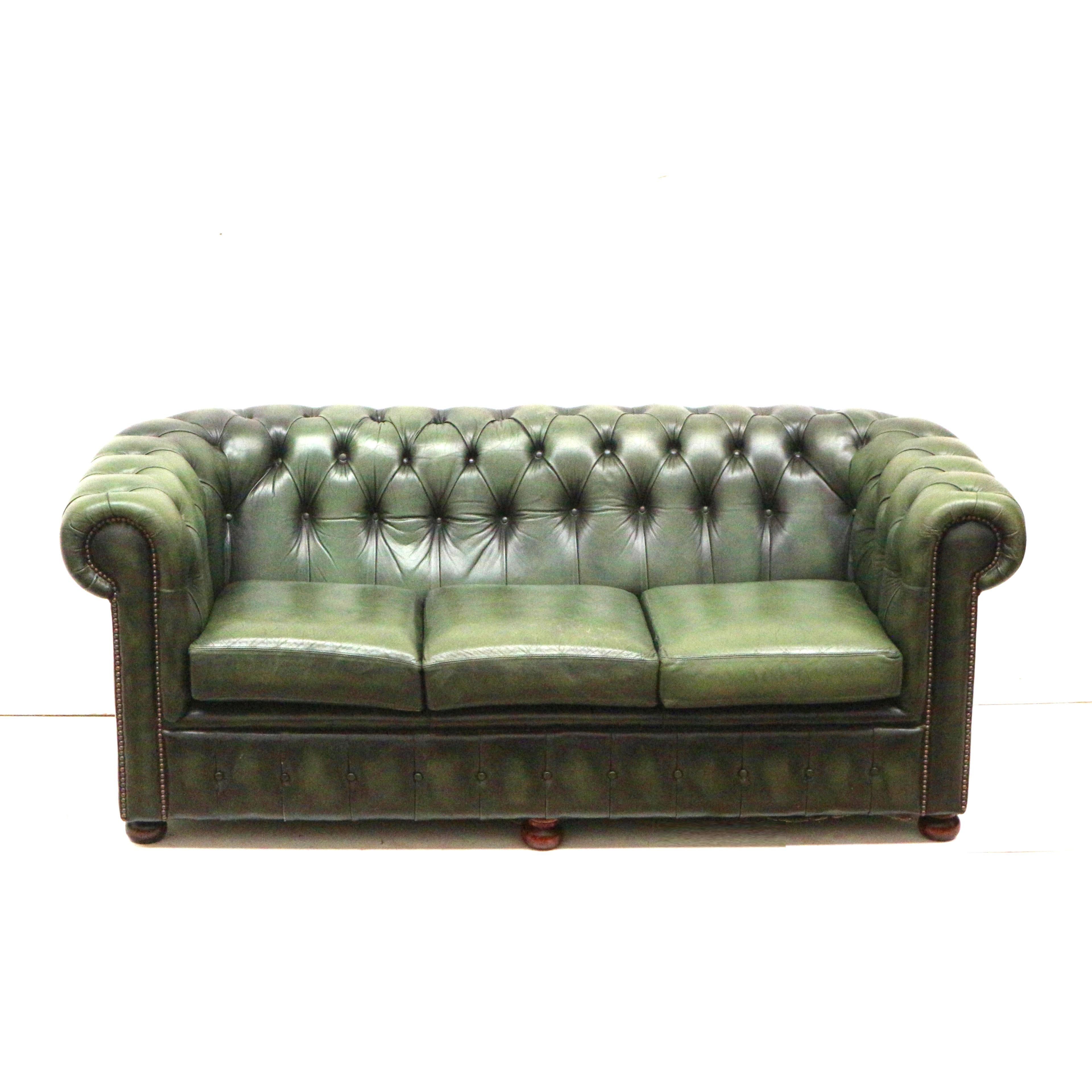 Grünes 3-Sitzer- Chesterfield-Sofa aus Leder im Vintage-Stil im Angebot 2