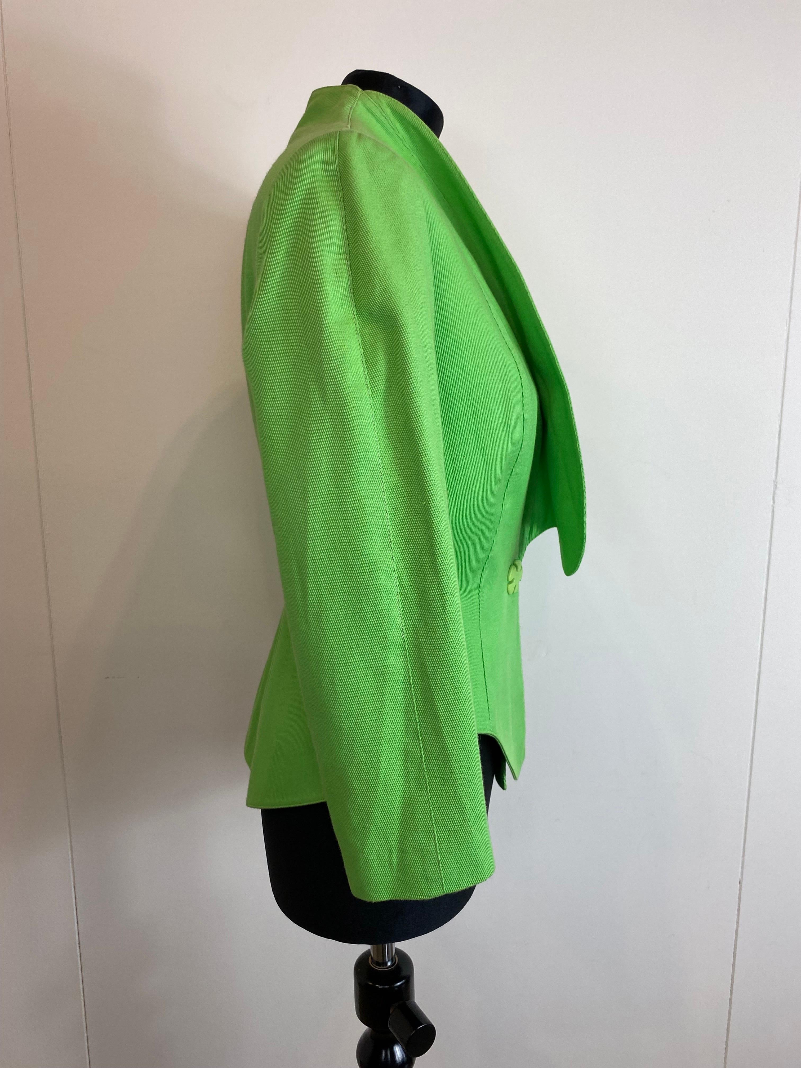 Vintage Thierry Mugler light green jacket in 100% cotton.
Asymmetrical neckline, snap button. 
3/4 sleeve. 
With beautiful sinuous lines.
Used but in good condition.
Size 42  
Shoulders 36 cm 
Bust 45 cm
Waist 36 cm 
Total length 50 cm
Sleeve length