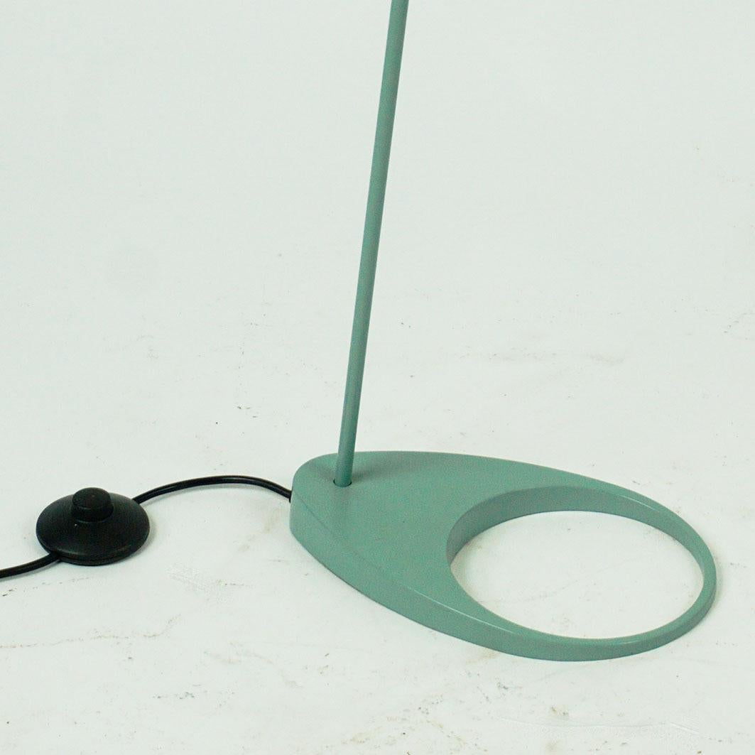 The beautiful iconic green AJ Visor Floor lamp was designed, among other lighting fixtures, by Arne Jacobsen for the SAS Royal Hotel in Copenhagen and produced by Louis Poulsen. Denmark in the 1950s.
It features a conic metal shade and a slim steel