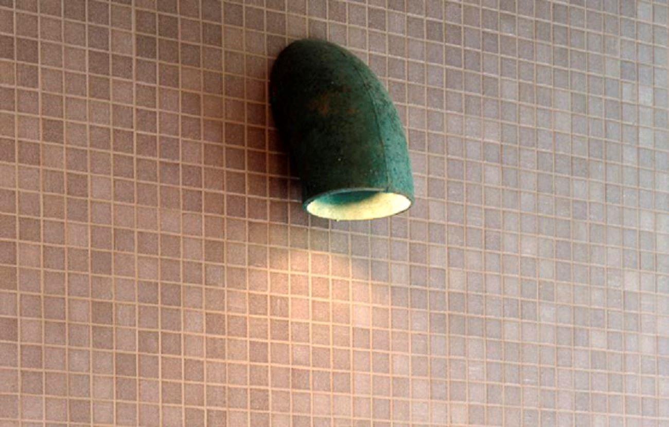 Belga Lampada da parete verde in bronzo creata da Atelier Boucquet in vendita