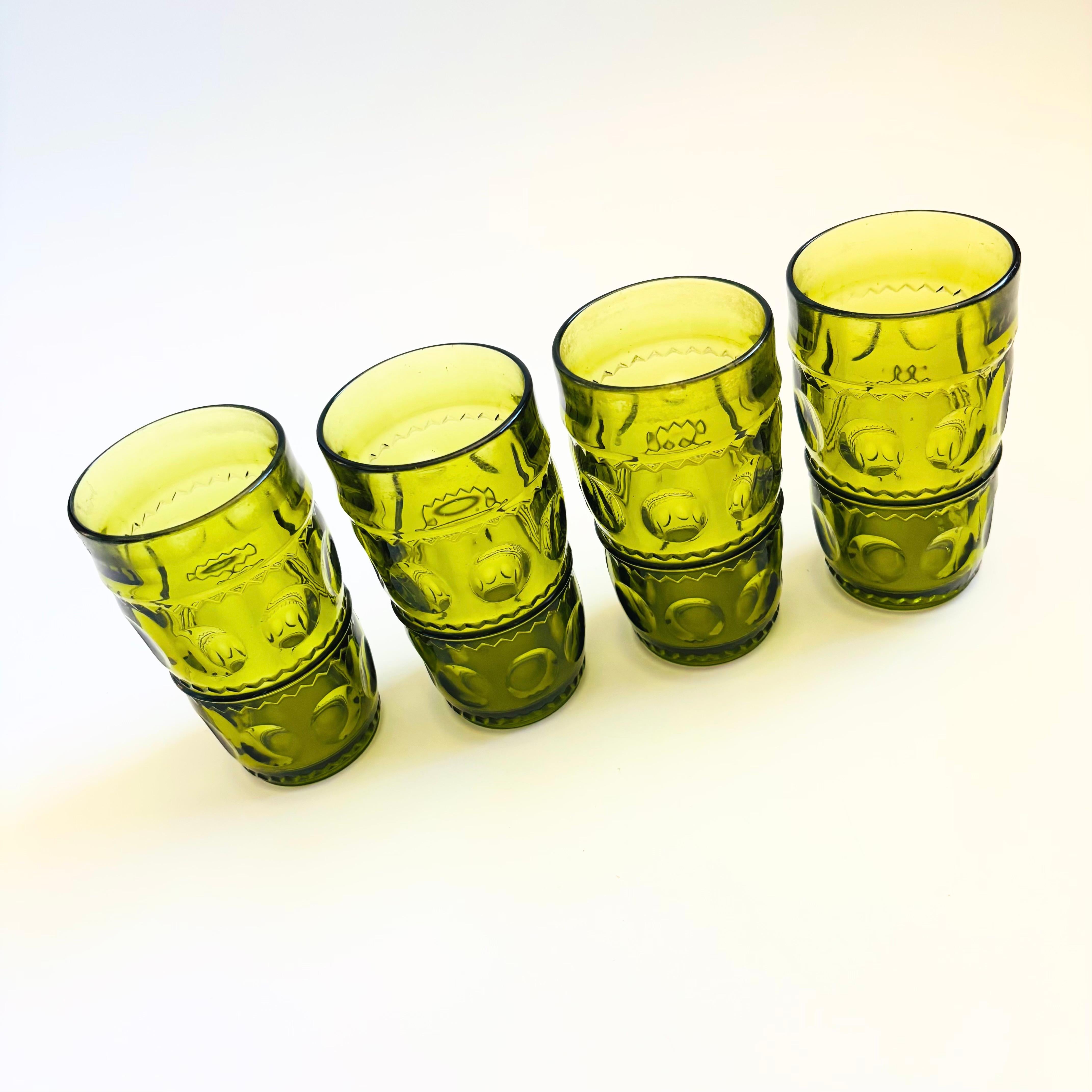 Juego de 4 vasos de agua vintage con un diseño ornamentado en vidrio de color verde. Fabricada con el patrón 