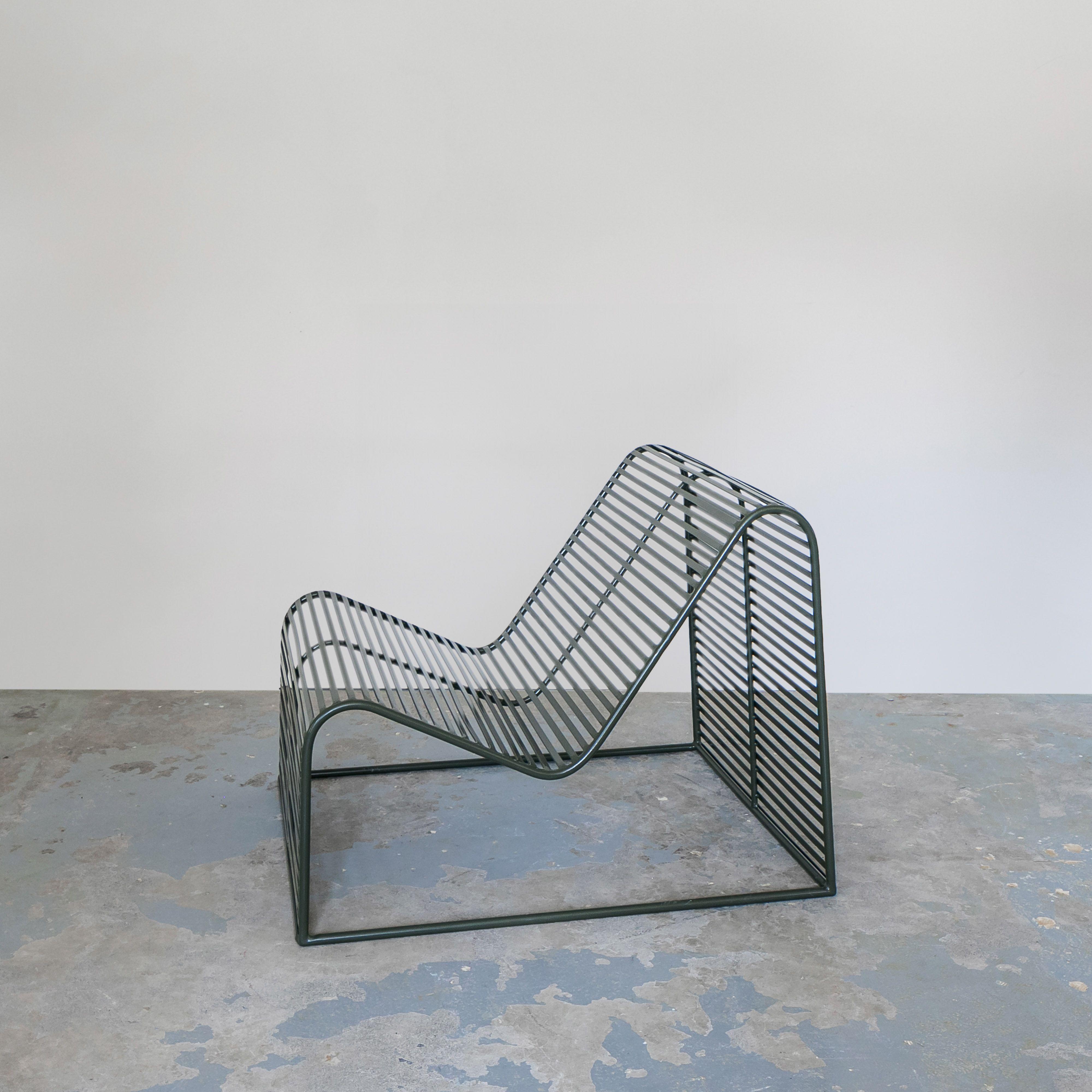 Coppia di sedie da salotto contemporanee in metallo 