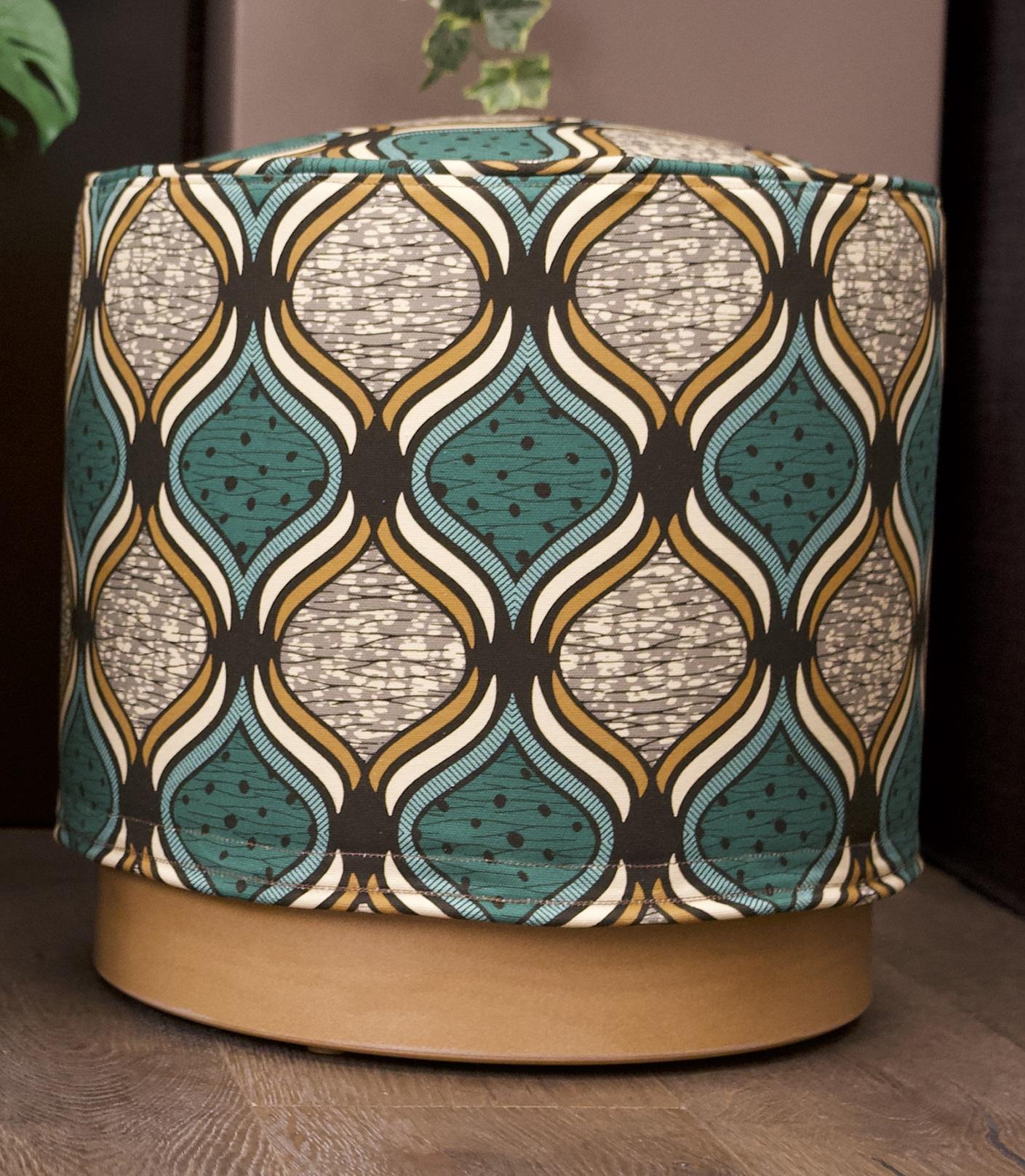 Pouf Mara Masai de Green Waves par Lorenza Bozzoli
Dimensions : Ø 42 x H 45 cm : Ø 42 x H 45 cm. Hauteur du siège : 45 cm.
Matériaux : Polyéthylène biosourcé (origine végétale), mousse et coton.
Poids : 4 kg.

La couleur du coussin est Green Waves.