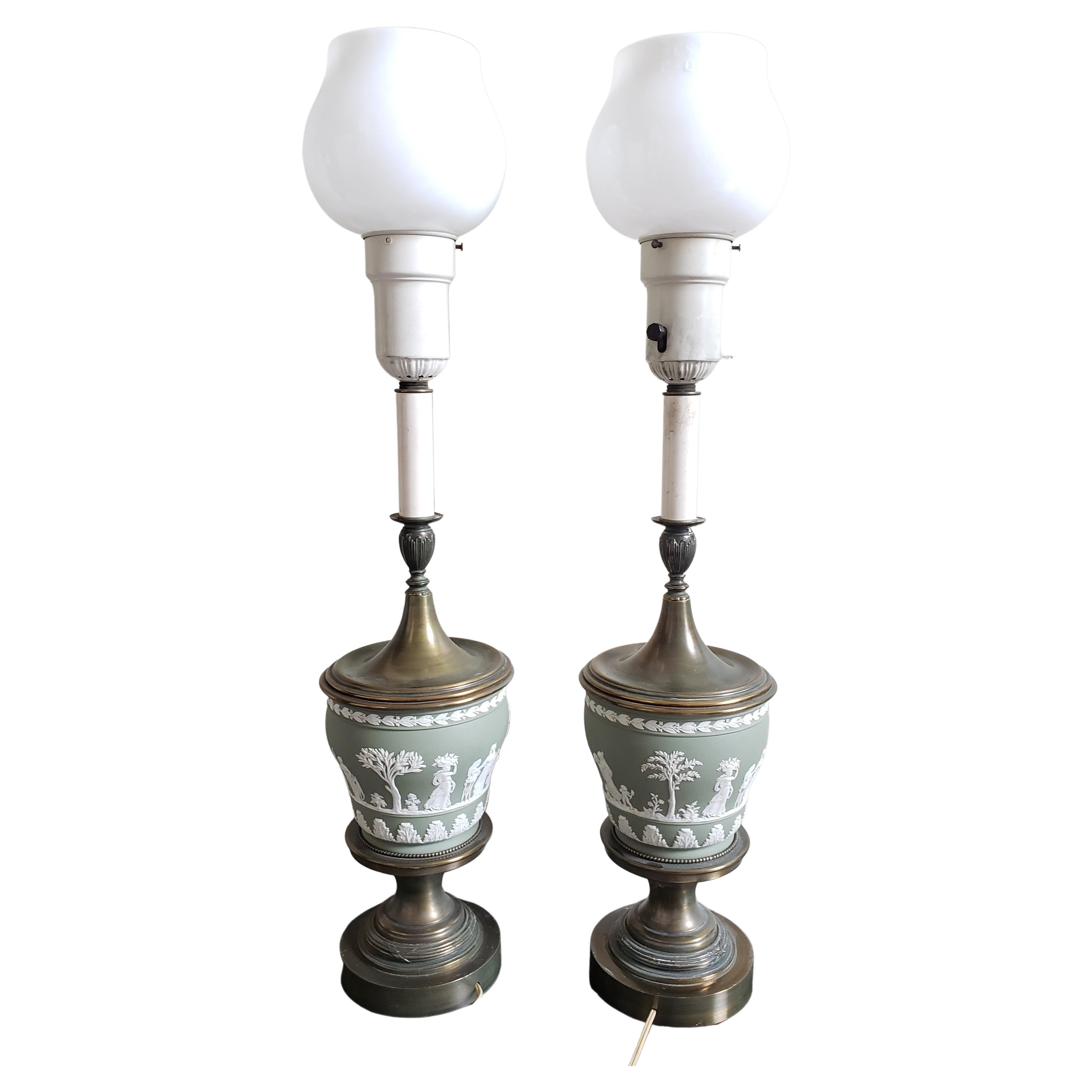 20ième siècle Paire de lampes de bureau torchères en jaspe Wedgewood vert turquoise et laiton en vente