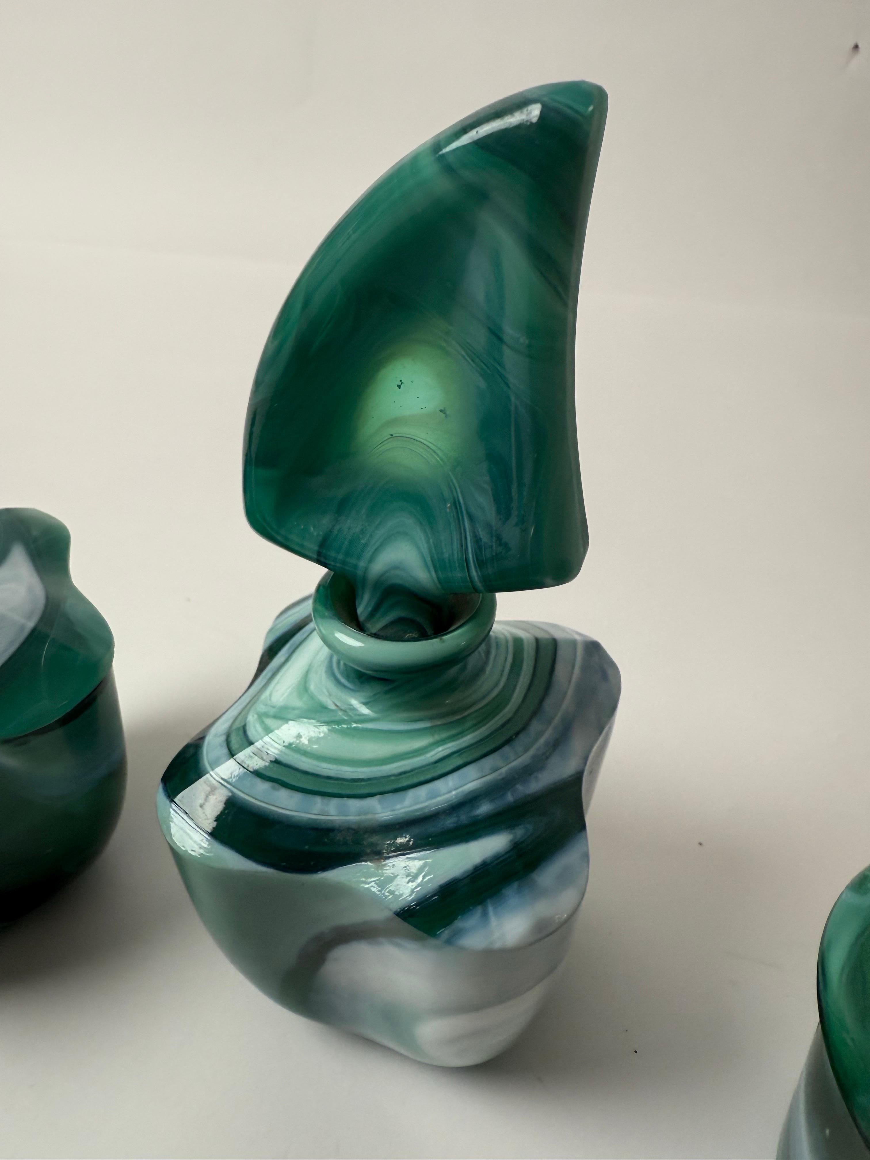 Ein einzigartiges Set, das Ihrem Schminktisch einen ganz besonderen Charme verleiht! Sie wurde in einer Villa aus den 1950er Jahren gefunden. Die Größe bezieht sich auf das große Ablagefach.

Die Flasche ist 17 cm hoch.

Die Dose ist 10 cm hoch, der