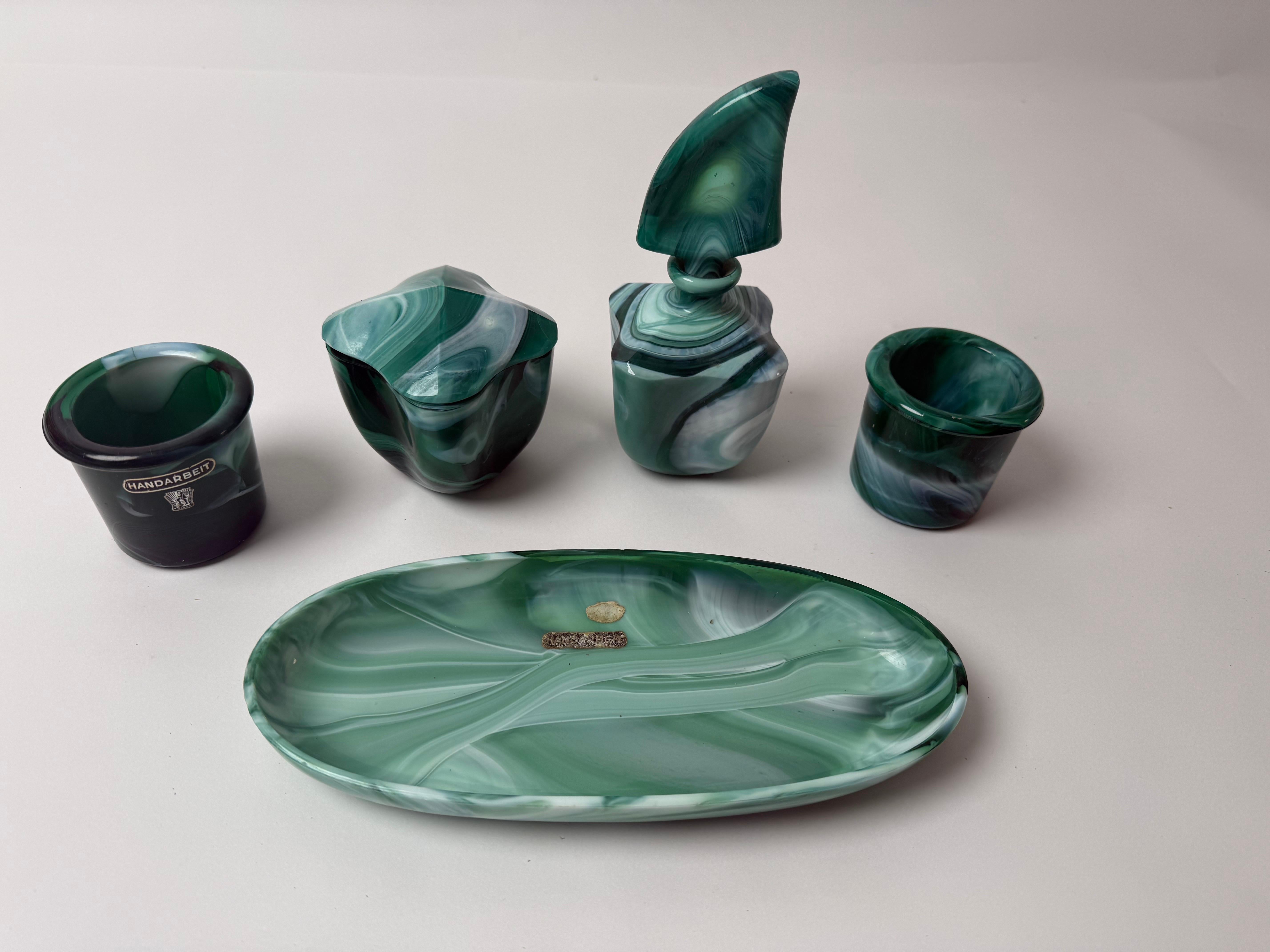 Grün-weißes Frisiertisch-Set aus mundgeblasenem Glas (Moderne der Mitte des Jahrhunderts) im Angebot