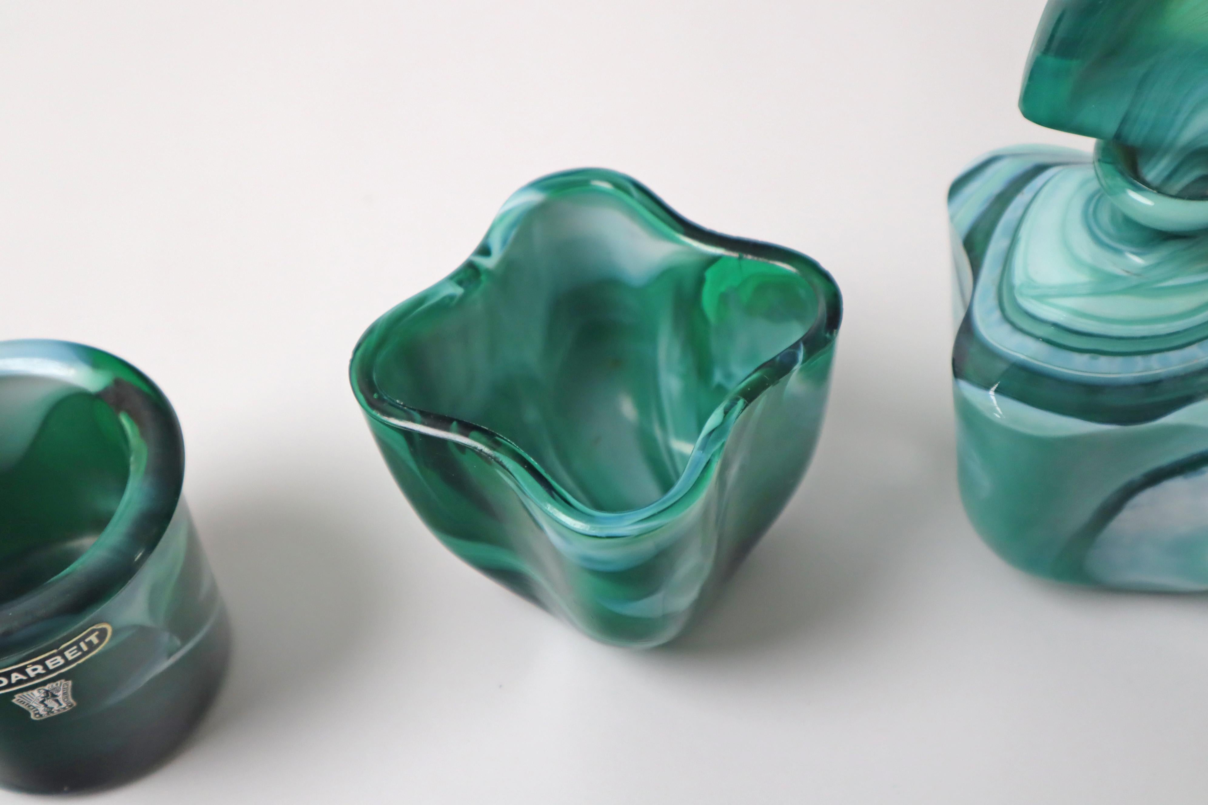 Grün-weißes Frisiertisch-Set aus mundgeblasenem Glas (Mitte des 20. Jahrhunderts) im Angebot