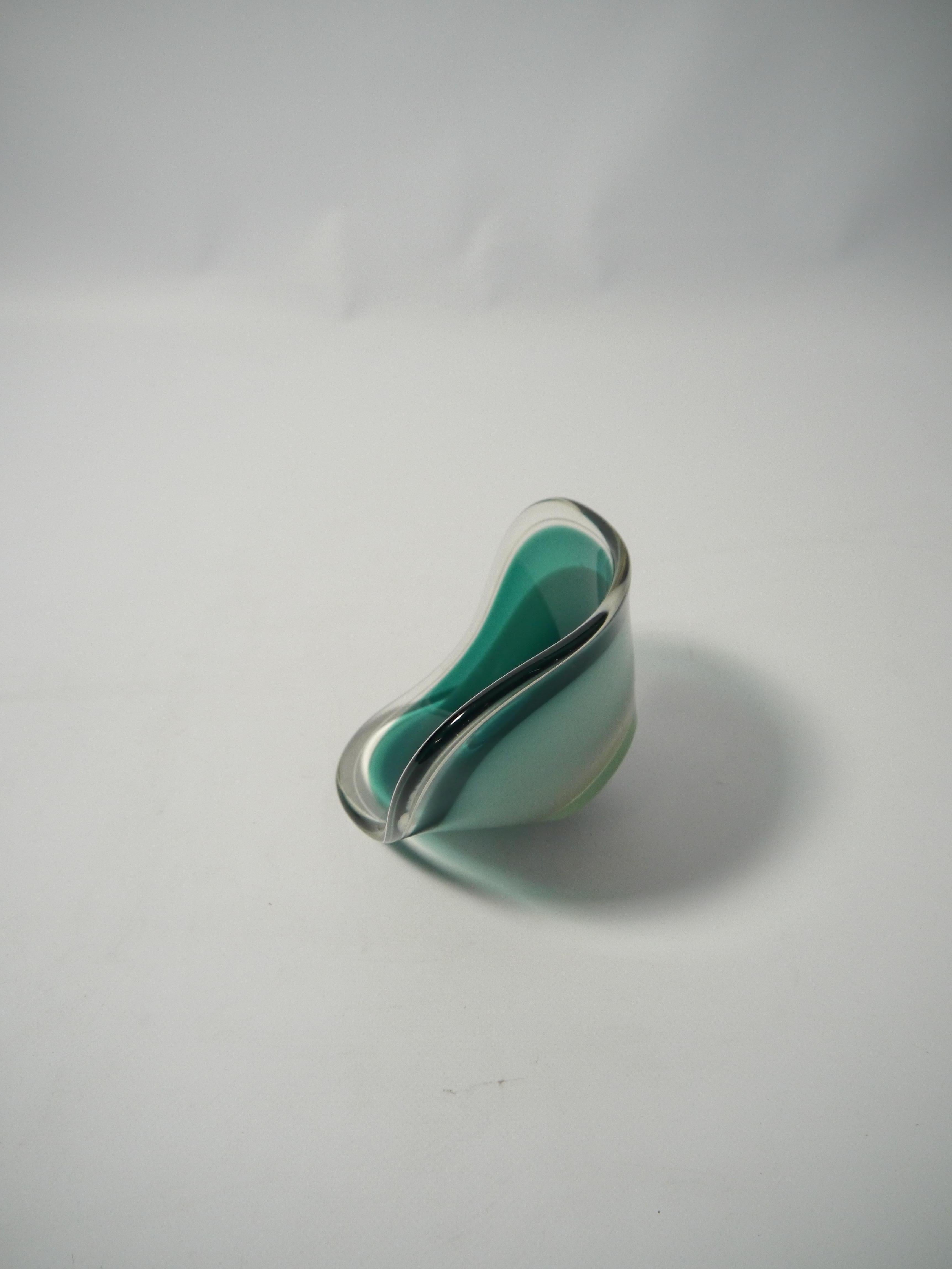 Scandinavian Modern Green White Glass Bowls by Paul Kedelv for Flygsfors, Sweden 1960s For Sale