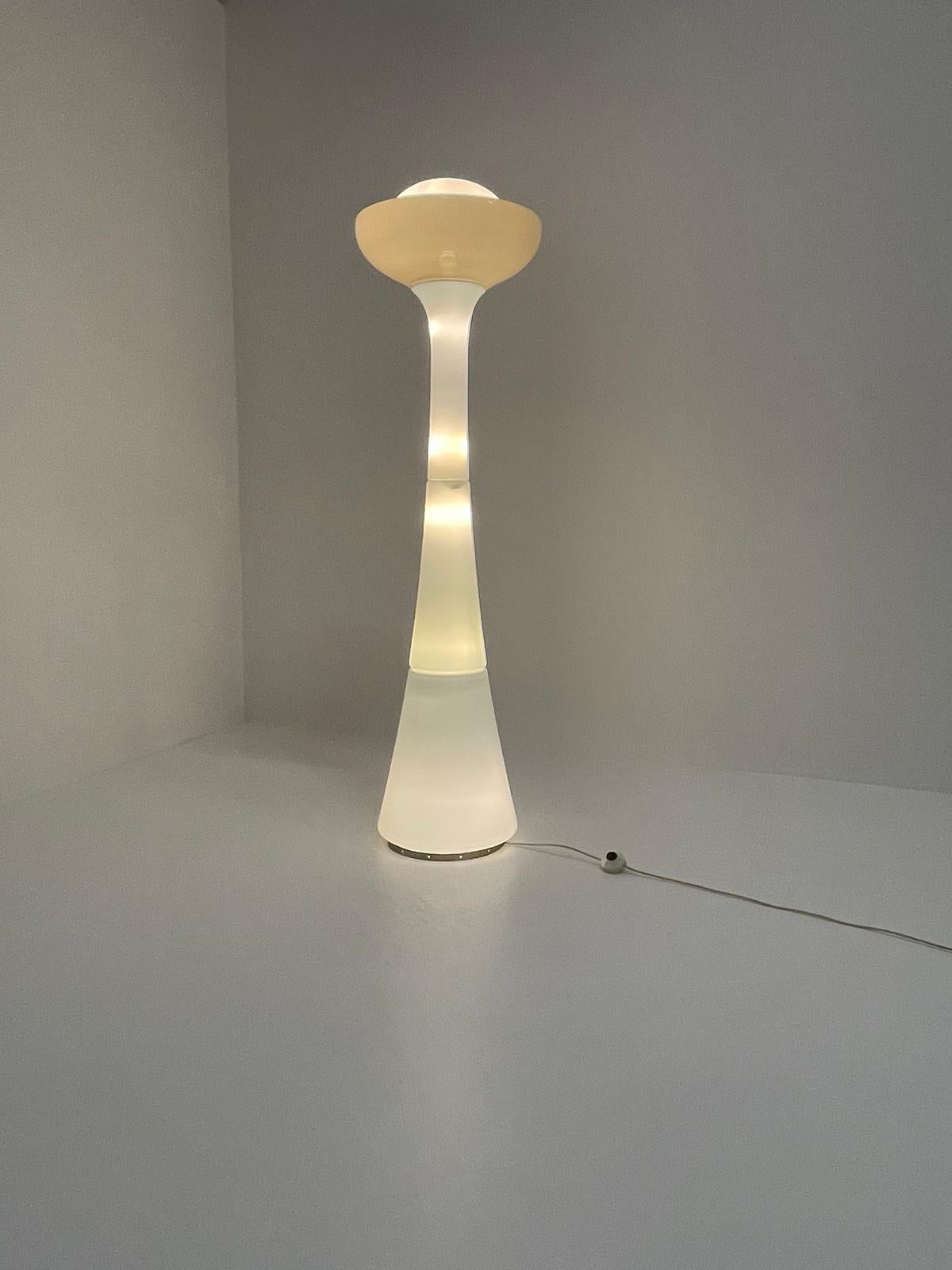 You are not looking at a floor lamp but a beautiful light sculpture created by Carlo Nason for Selenova in Italy in the 1960s.
It will create a wonderful atmosphere in the environment where you place it.
Composed of 6 elements:
4 white Murano glass,