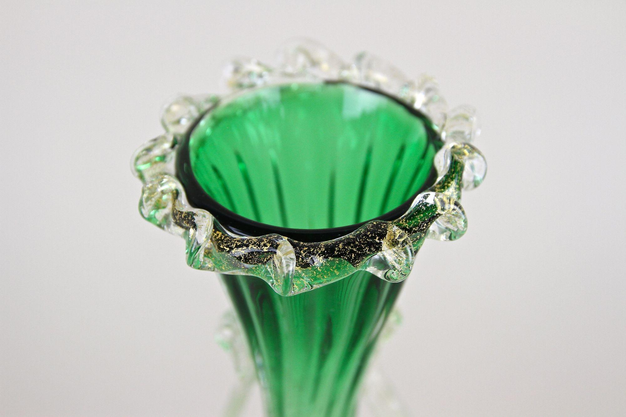Green/ White Murano Glass Vase With 24k Gold Flakes by Fratelli Toso, IT ca 1930 For Sale 10