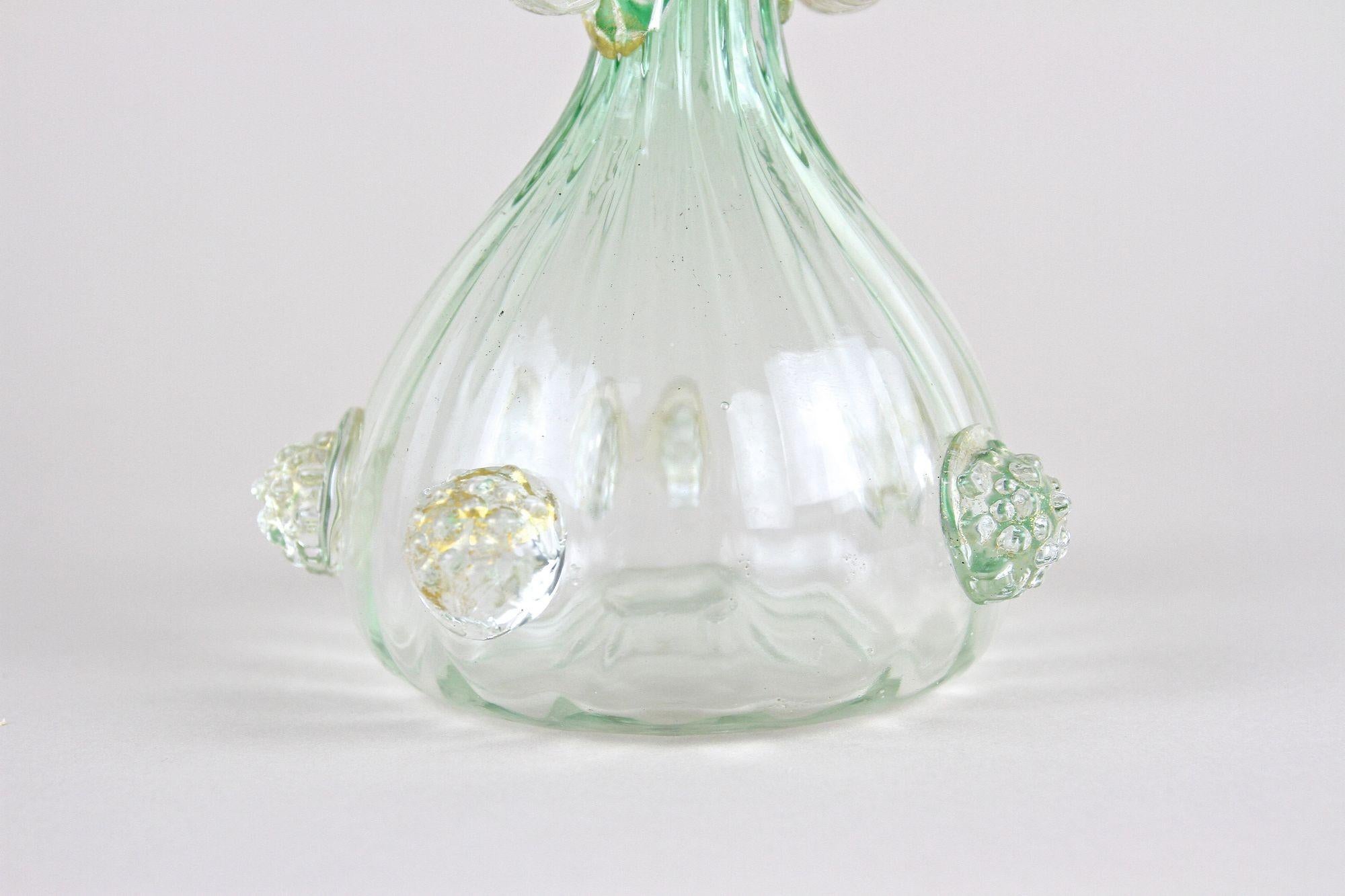 Green/ White Murano Glass Vase With 24k Gold Flakes by Fratelli Toso, IT ca 1930 In Excellent Condition For Sale In Lichtenberg, AT