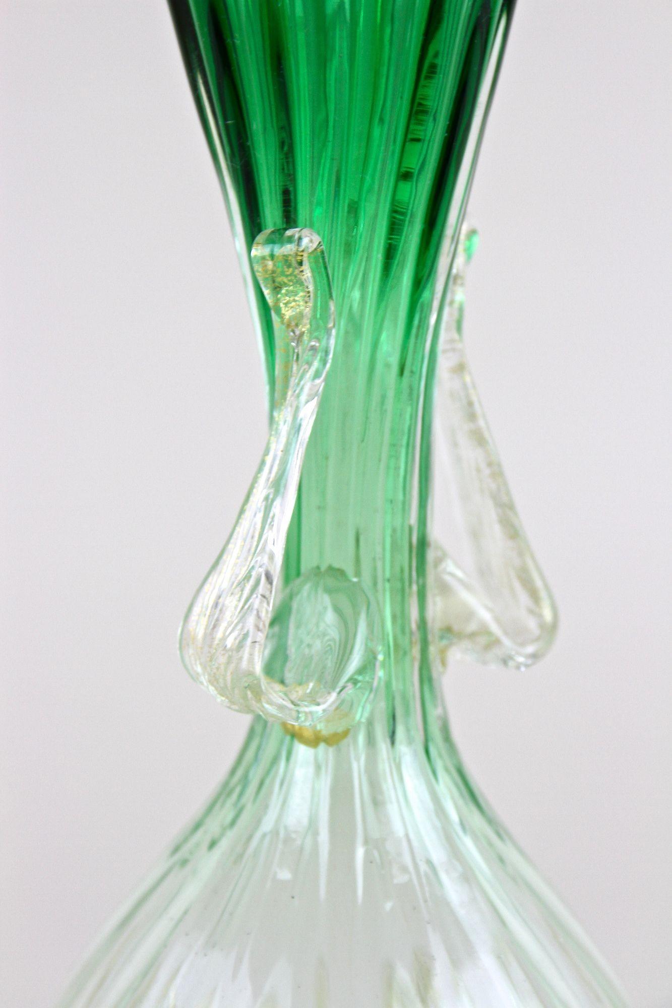 20th Century Green/ White Murano Glass Vase With 24k Gold Flakes by Fratelli Toso, IT ca 1930 For Sale
