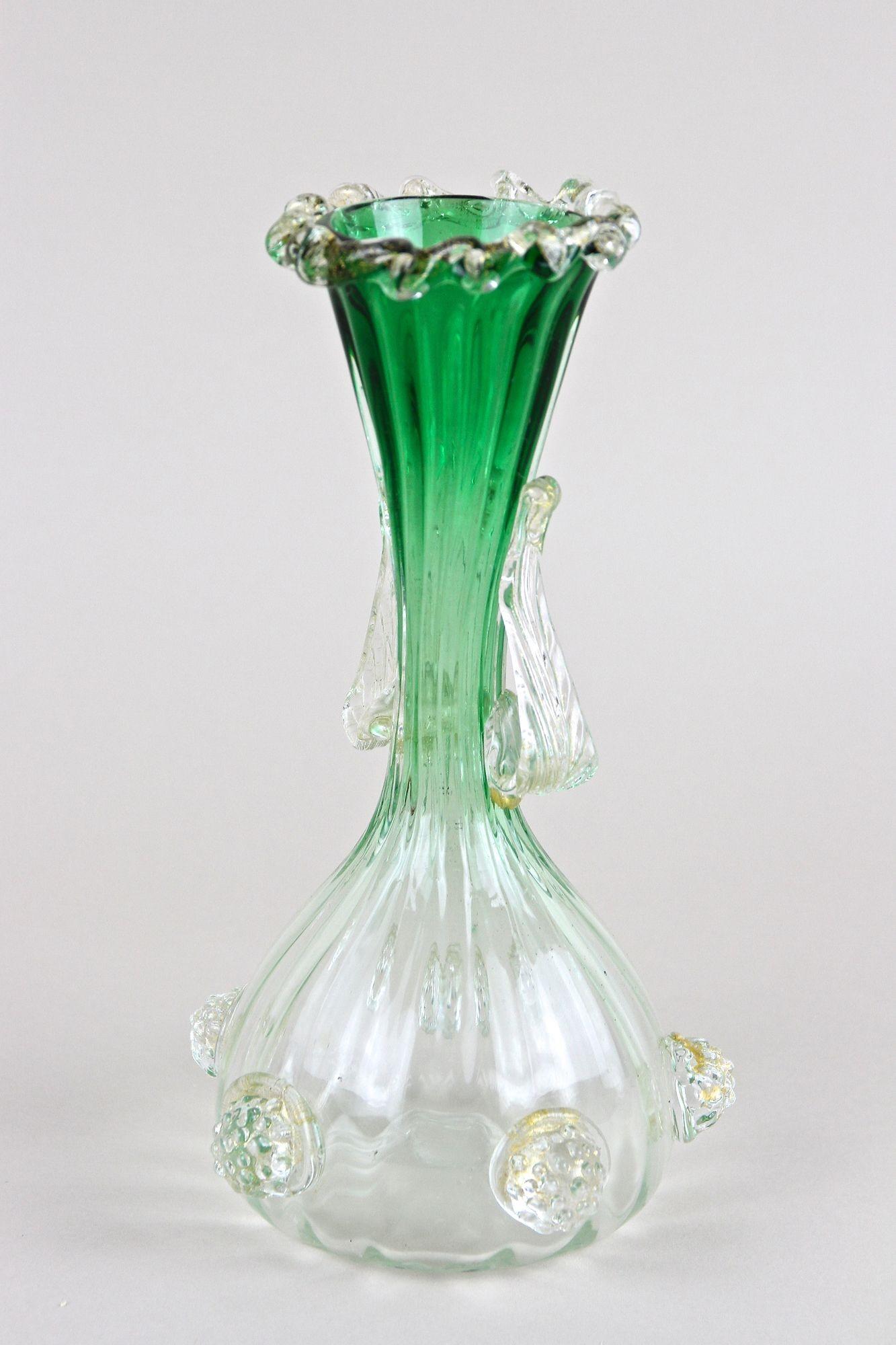 Green/ White Murano Glass Vase With 24k Gold Flakes by Fratelli Toso, IT ca 1930 For Sale 1
