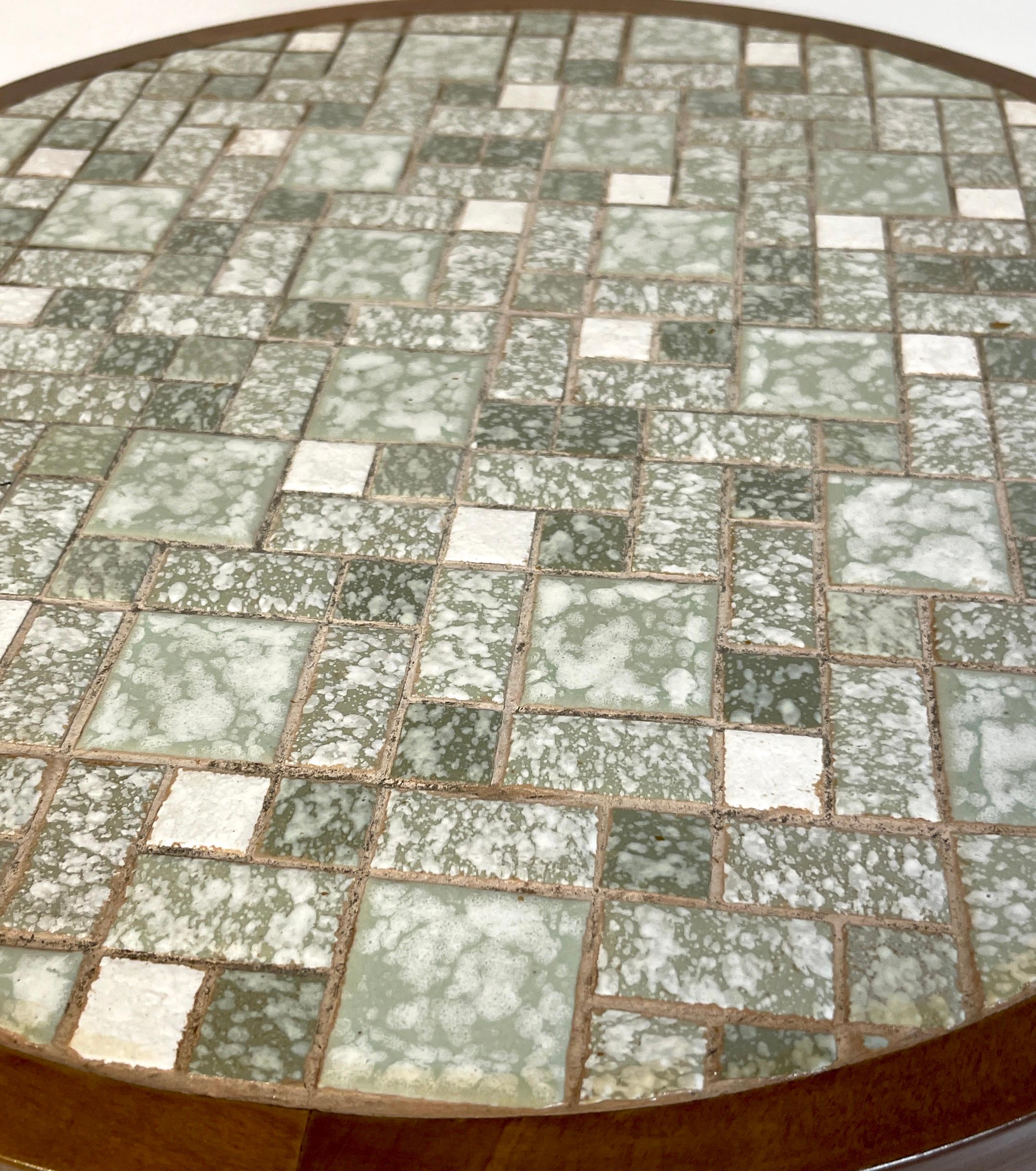 Table à boissons en mosaïque de carreaux verts et blancs, style Gordon & Jane Martz Bon état - En vente à West Palm Beach, FL
