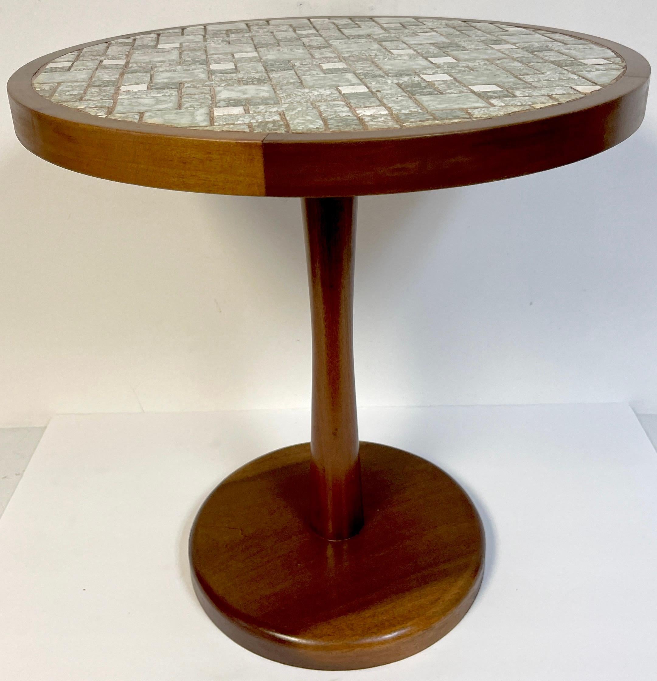 20ième siècle Table à boissons en mosaïque de carreaux verts et blancs, style Gordon & Jane Martz en vente