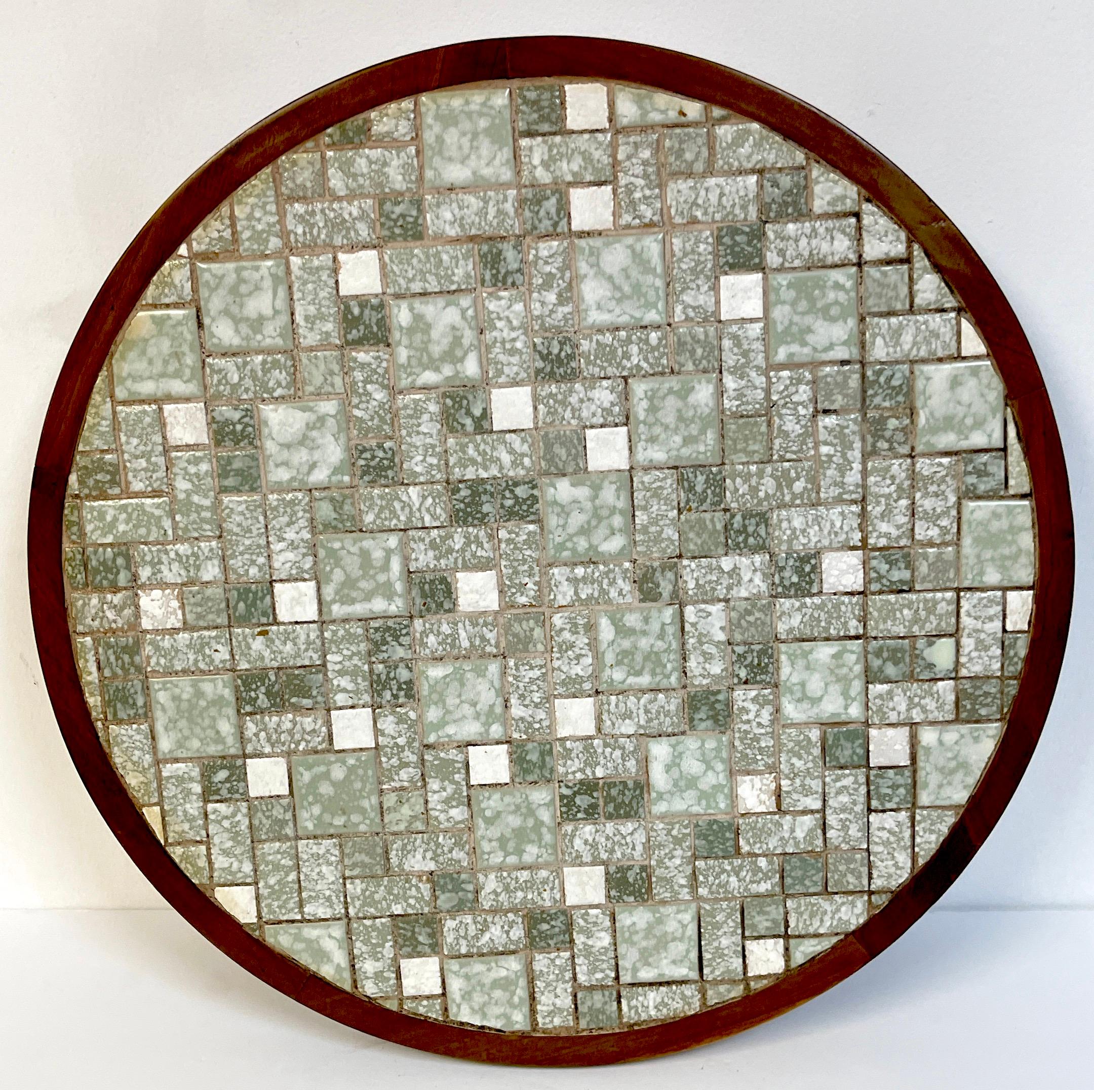 Table à boissons en mosaïque de carreaux verts et blancs, style Gordon & Jane Martz en vente 1